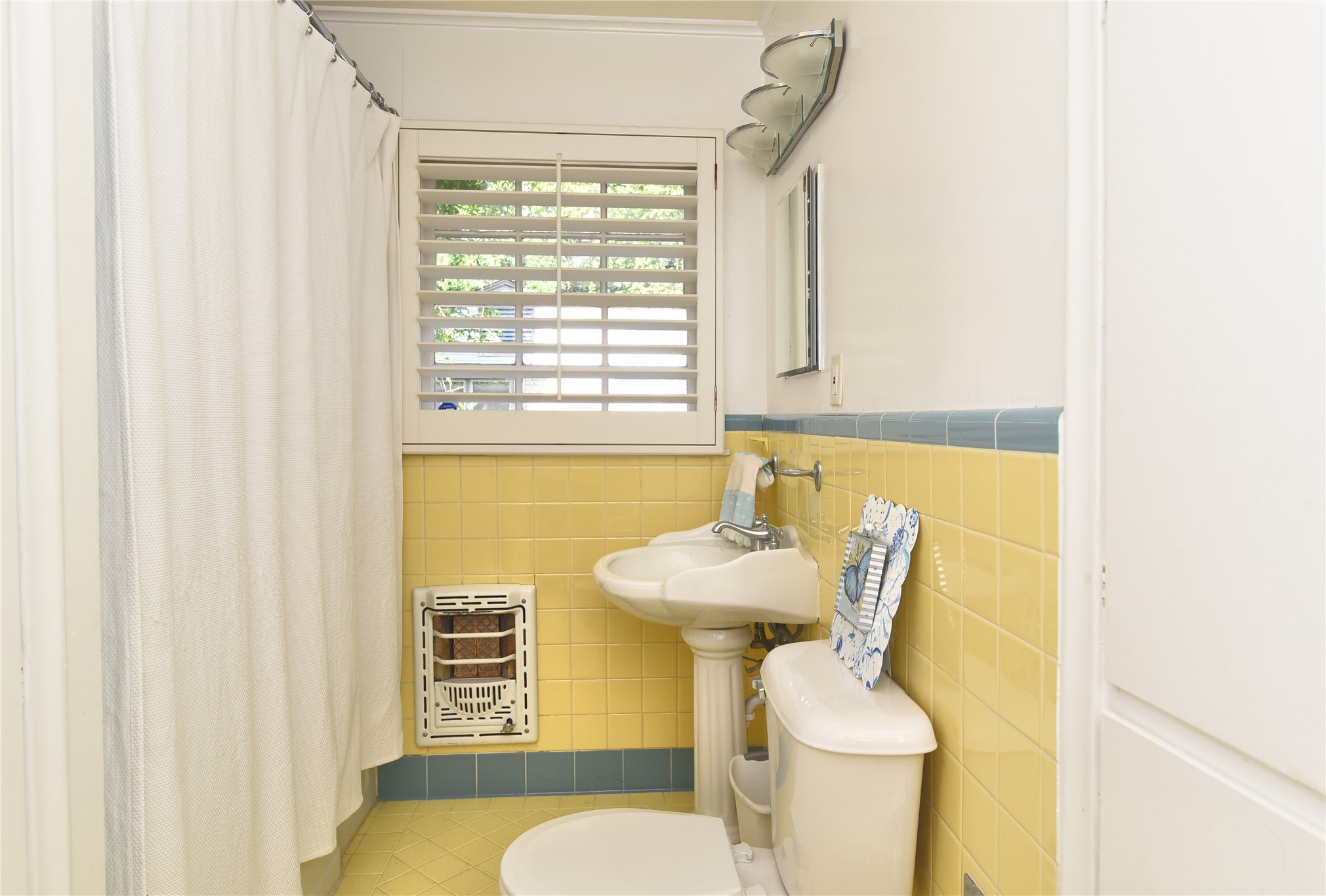 1598 E 60th Place Property Photo 25
