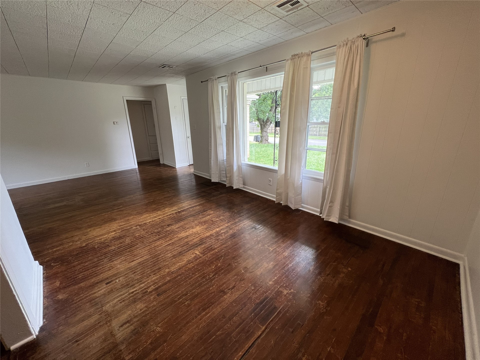 1007 E 49th Street Property Photo 4