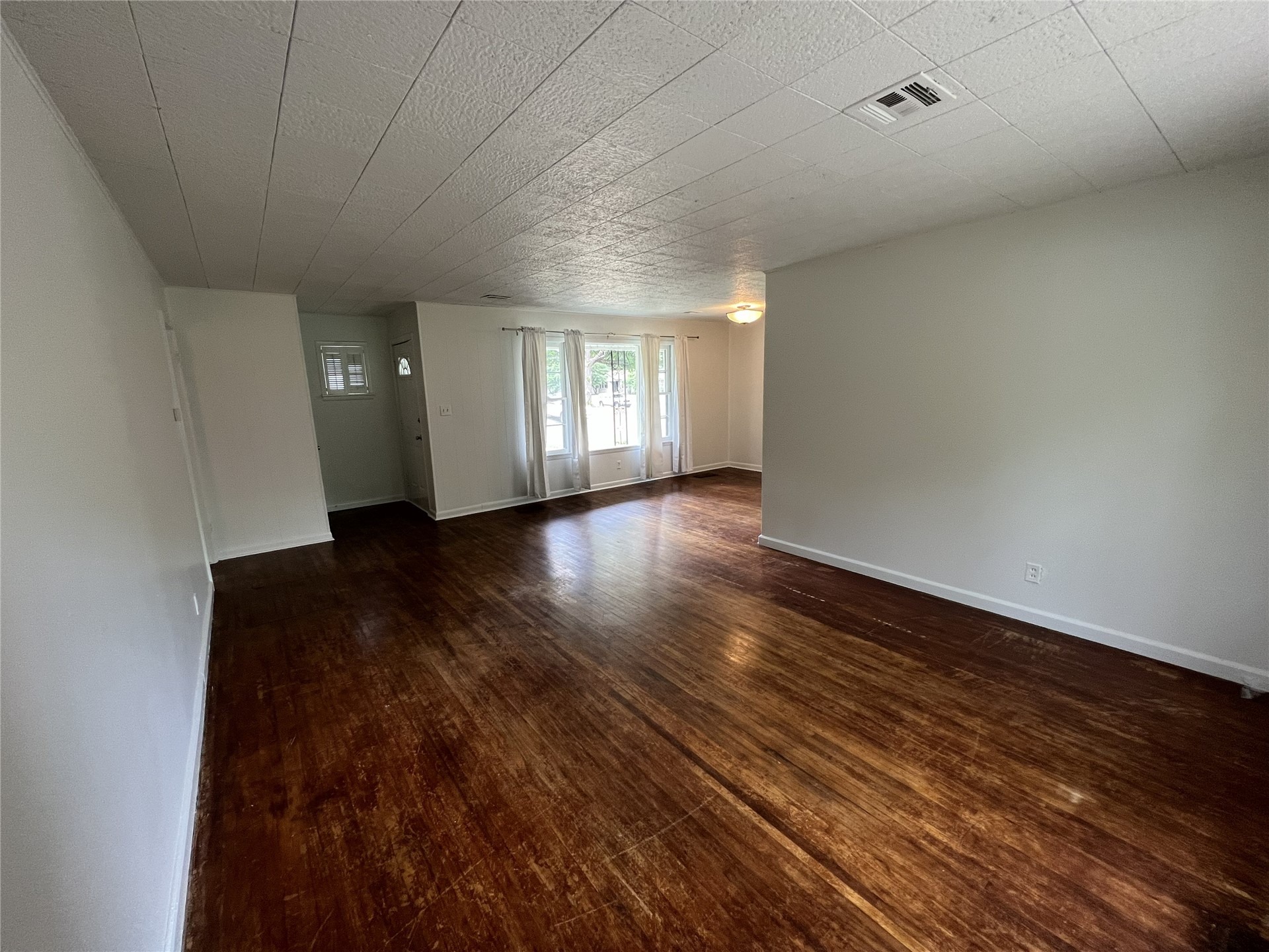 1007 E 49th Street Property Photo 5