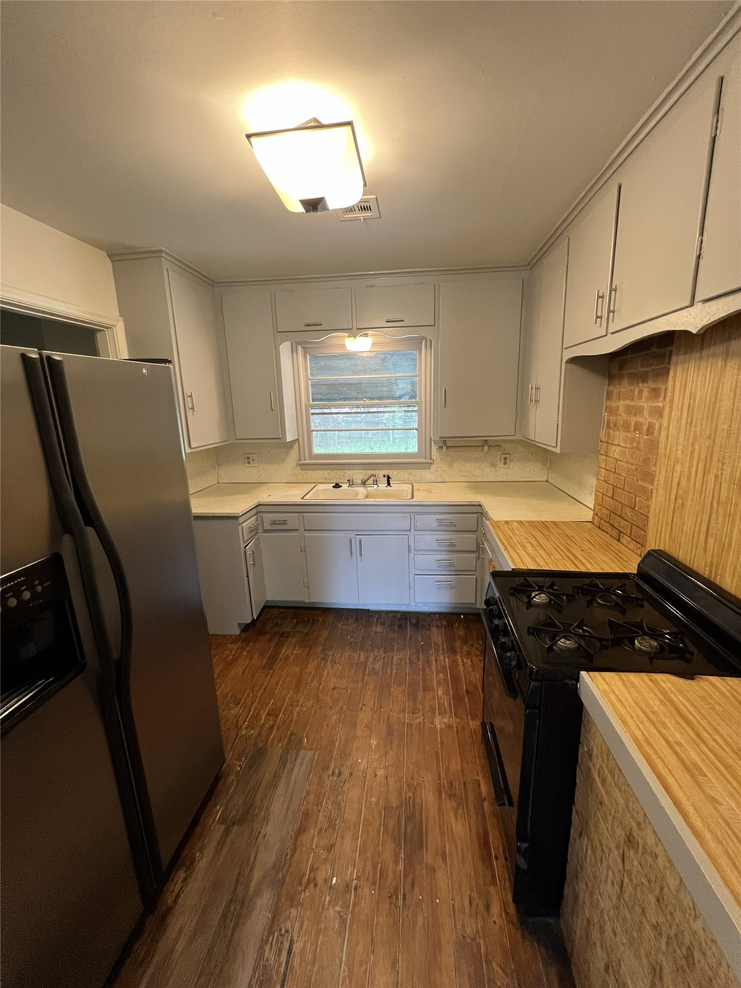 1007 E 49th Street Property Photo 7
