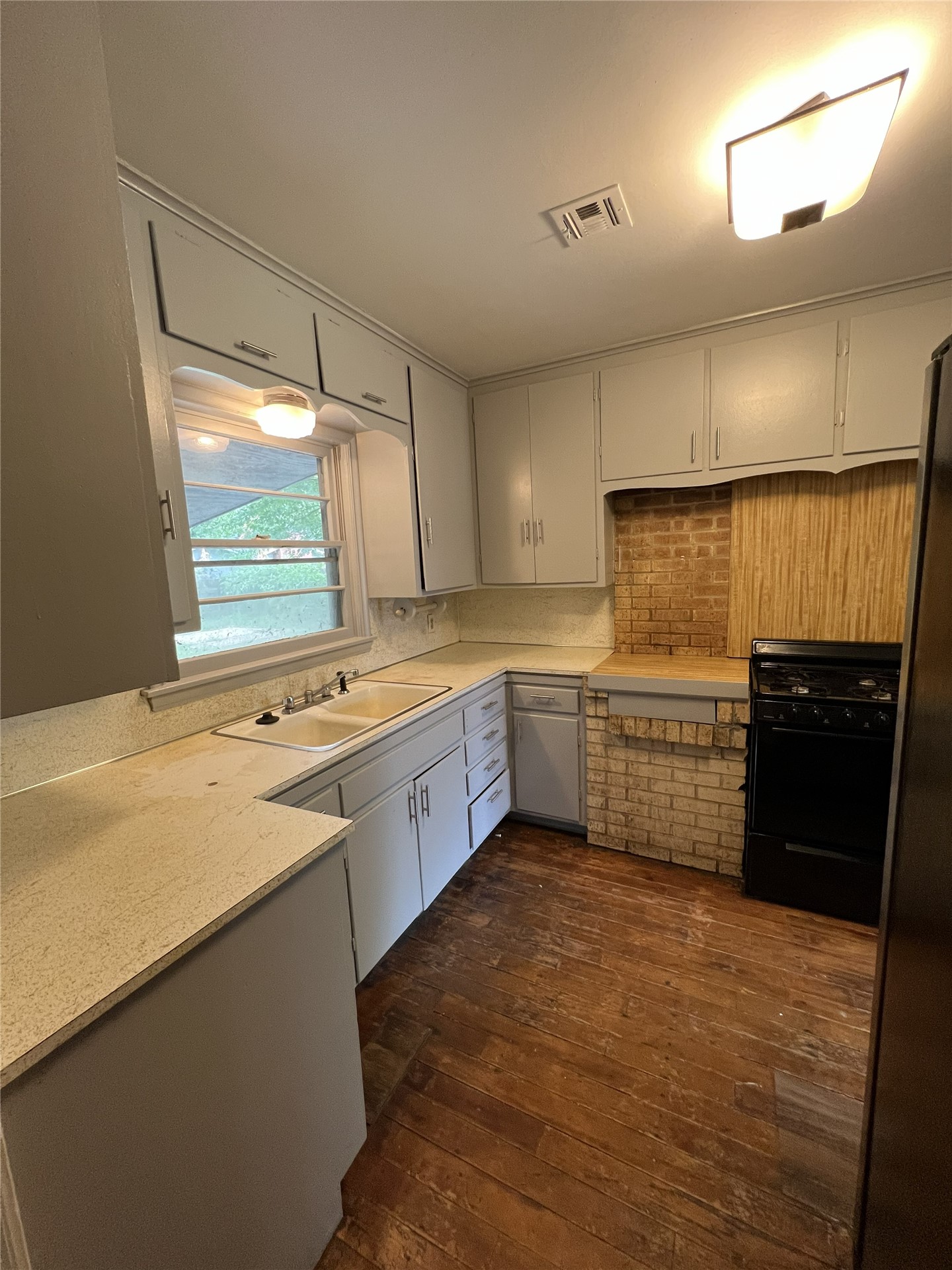 1007 E 49th Street Property Photo 8