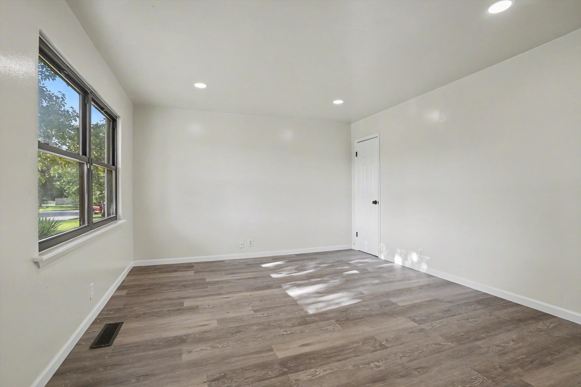 520 S 104th East Avenue Property Photo 2