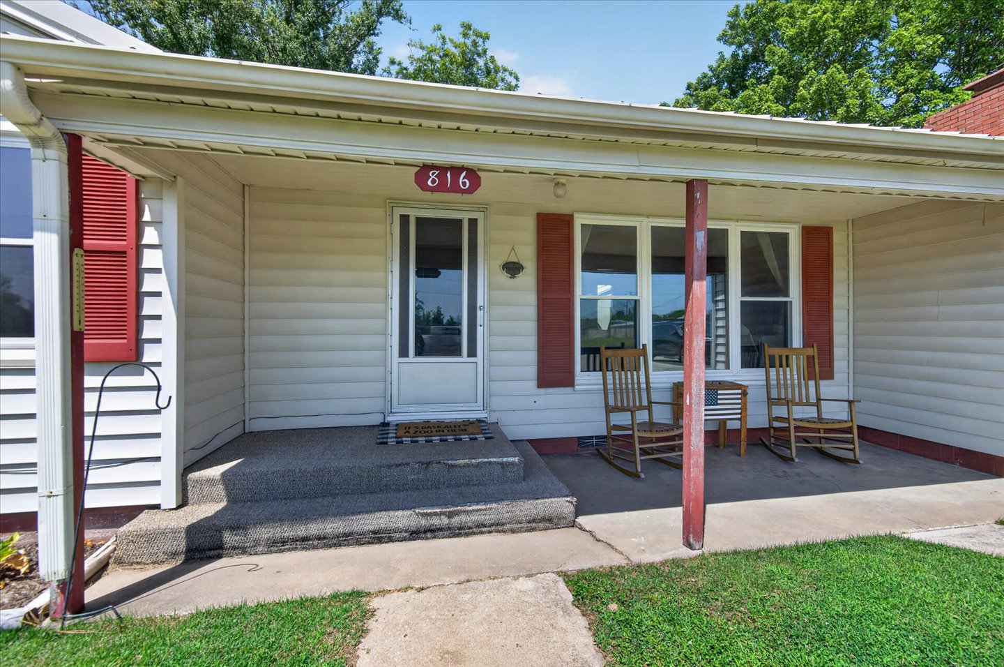 816 S Maple Street S Property Photo 1