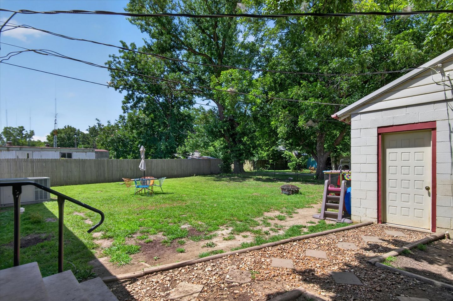 816 S Maple Street S Property Photo 3