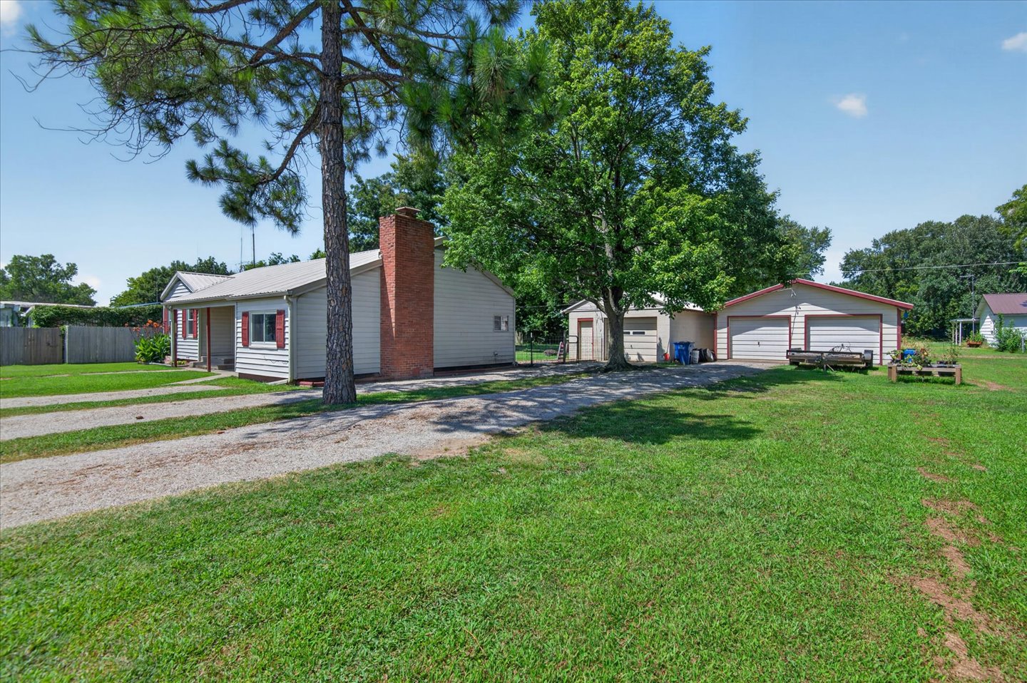 816 S Maple Street S Property Photo 4