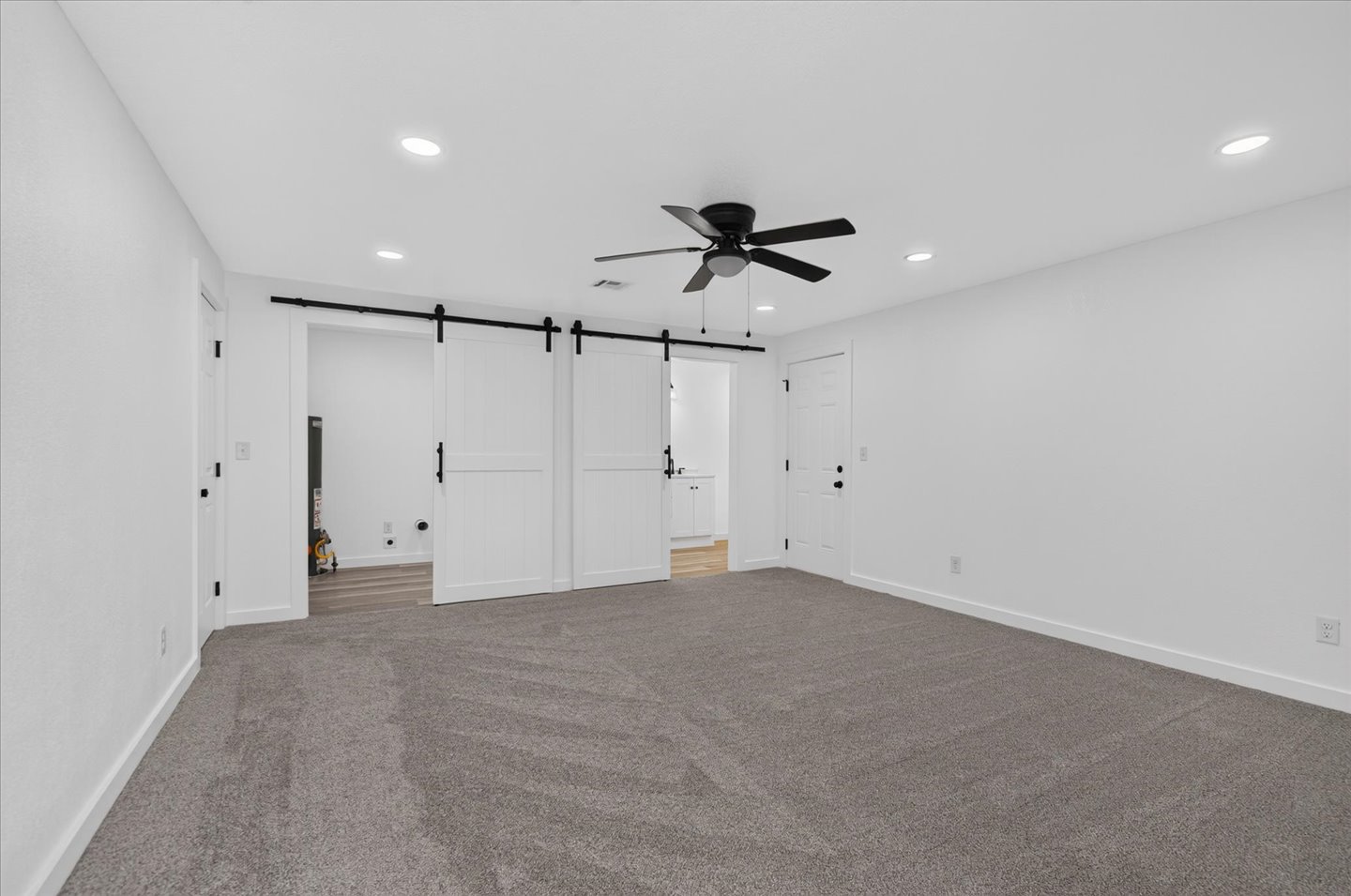 2254 S Dewey Avenue Property Photo 11