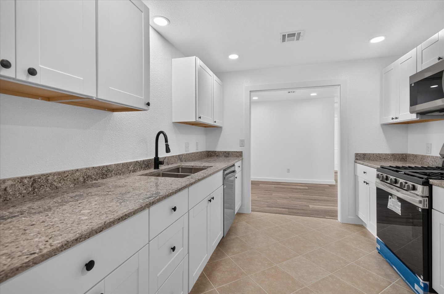 2254 S Dewey Avenue Property Photo 17