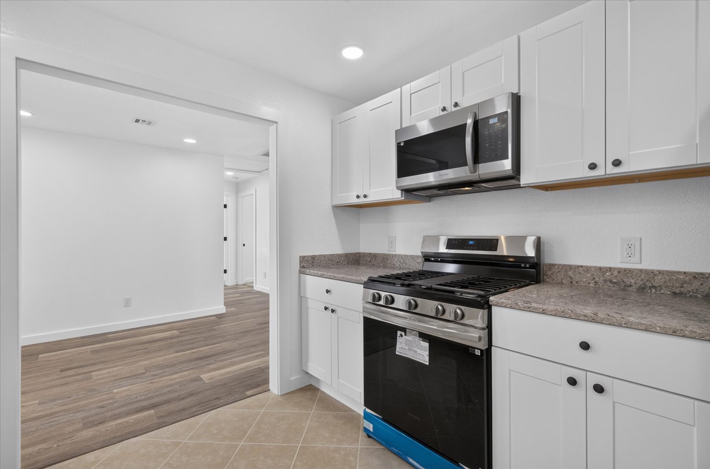 2254 S Dewey Avenue Property Photo 18