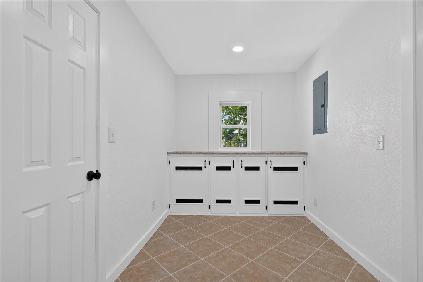 2254 S Dewey Avenue Property Photo 21