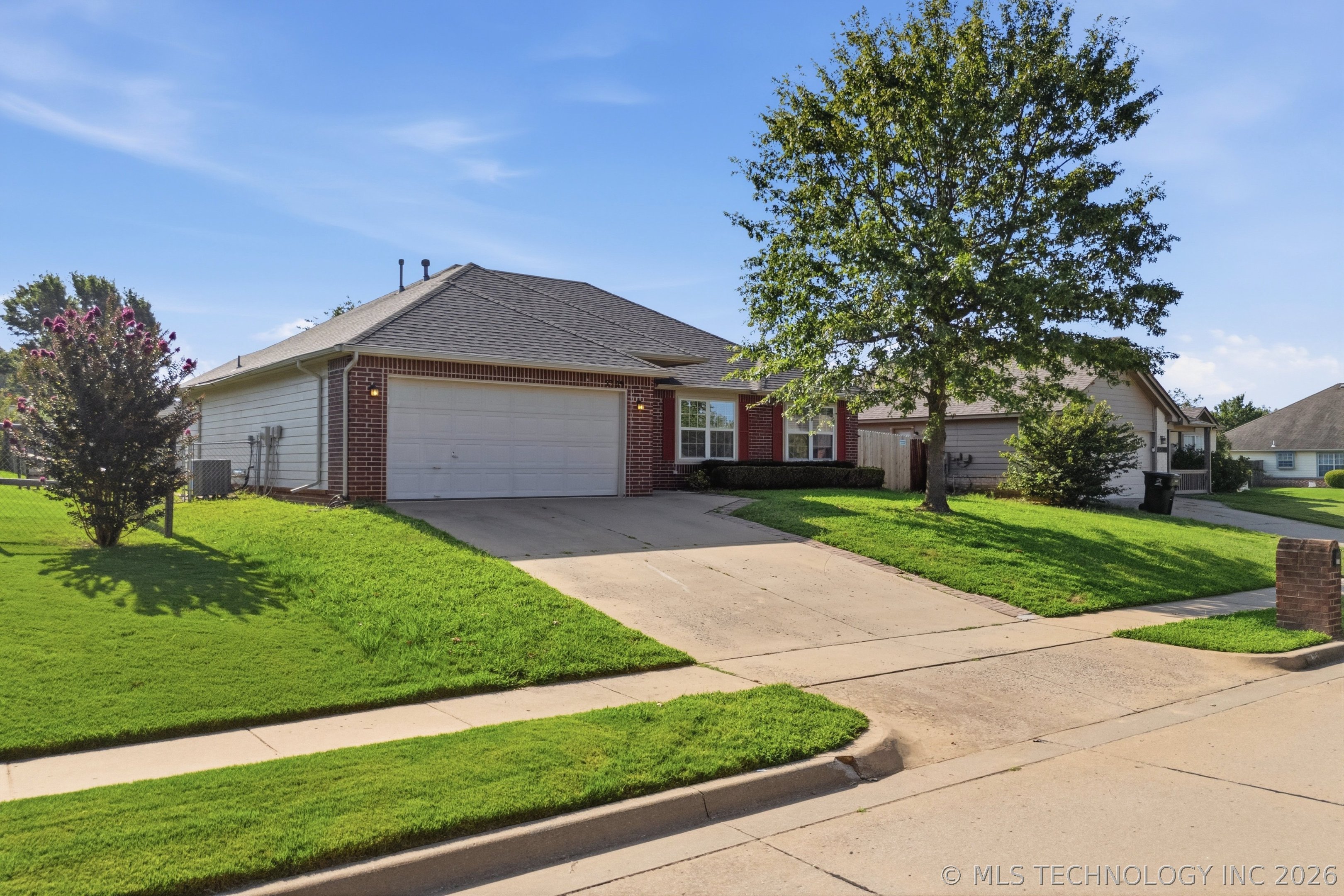 5309 S Narcissus Avenue Property Photo 2