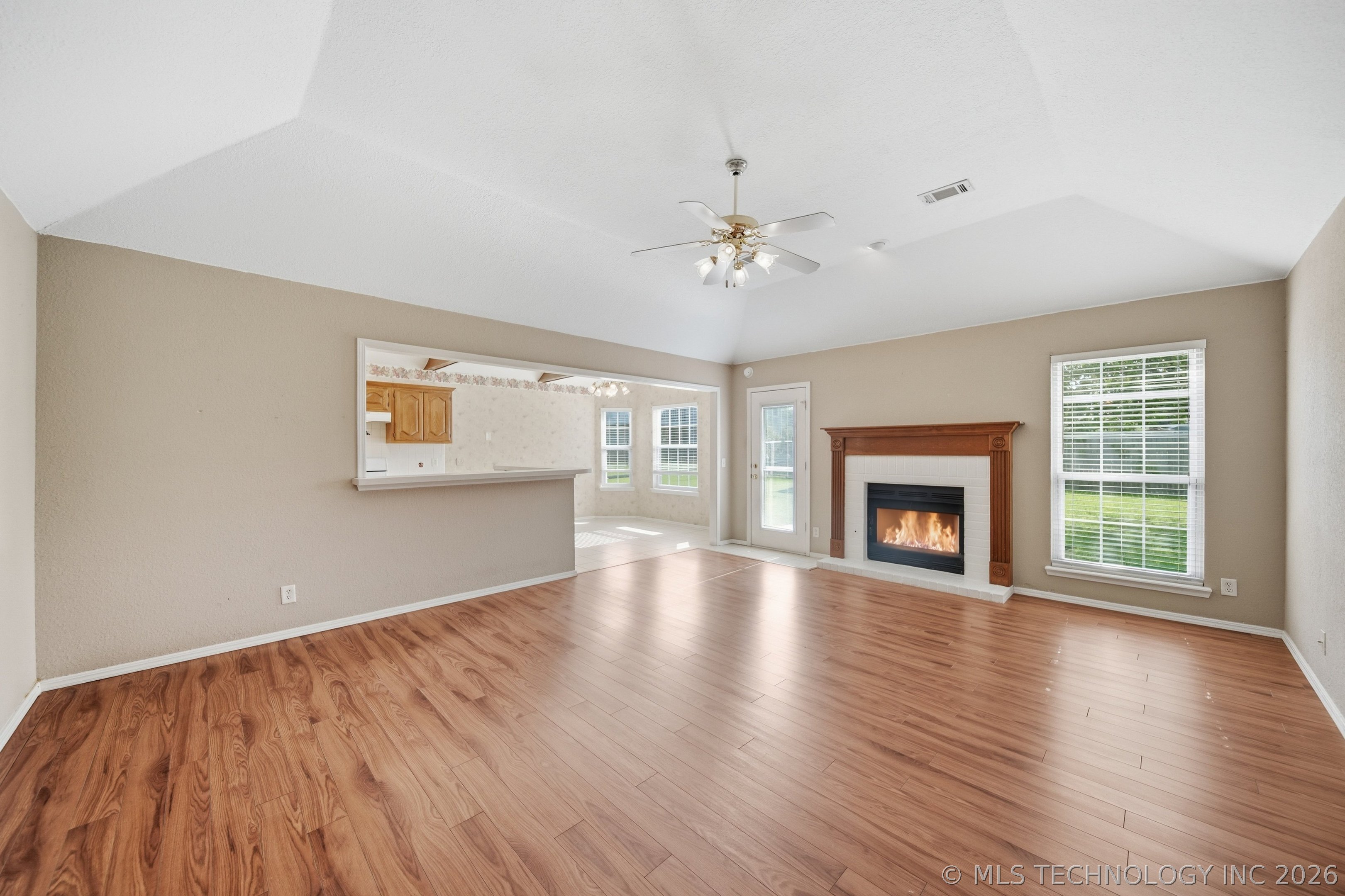 5309 S Narcissus Avenue Property Photo 6
