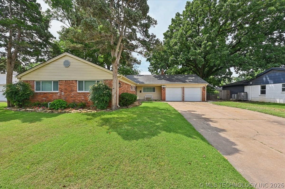 4662 E 55th Street Property Photo 2