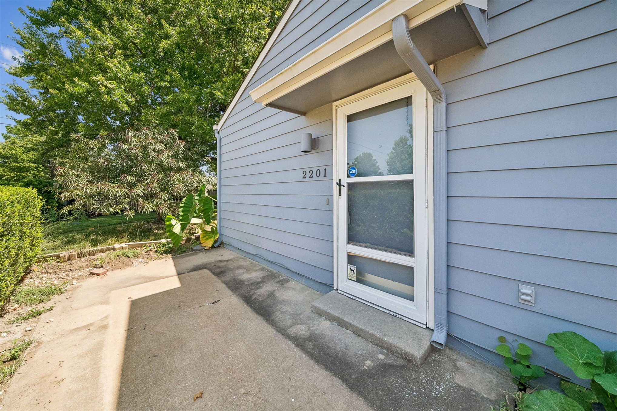 2201 W Quantico Street Property Photo 4