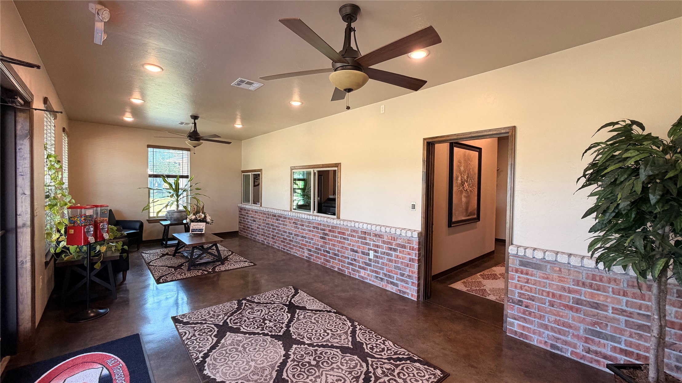 625 N Main Property Photo 3