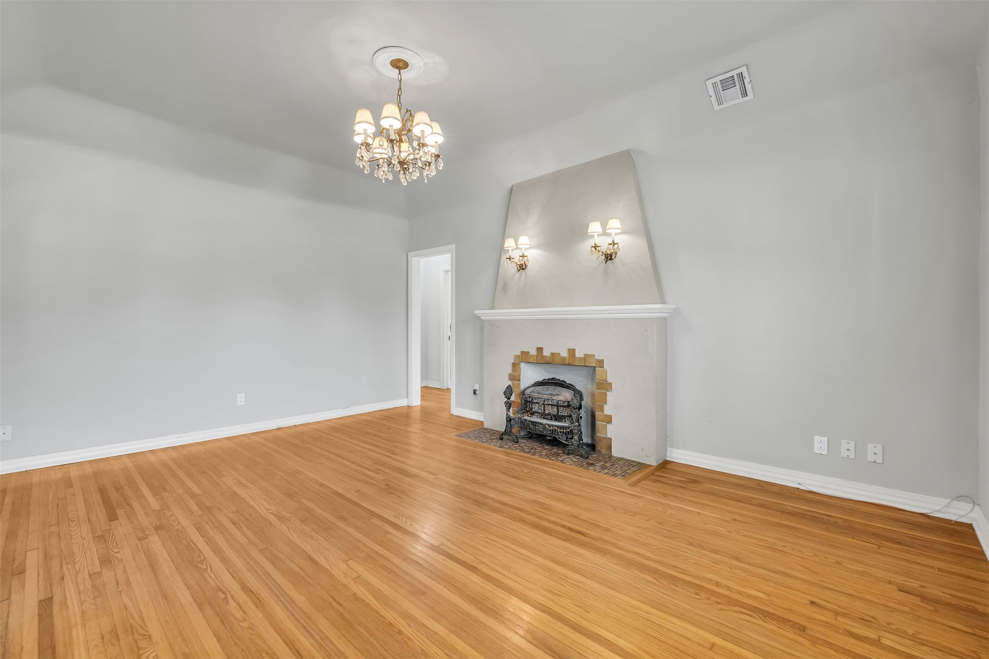 2711 E 14th Street Property Photo 4