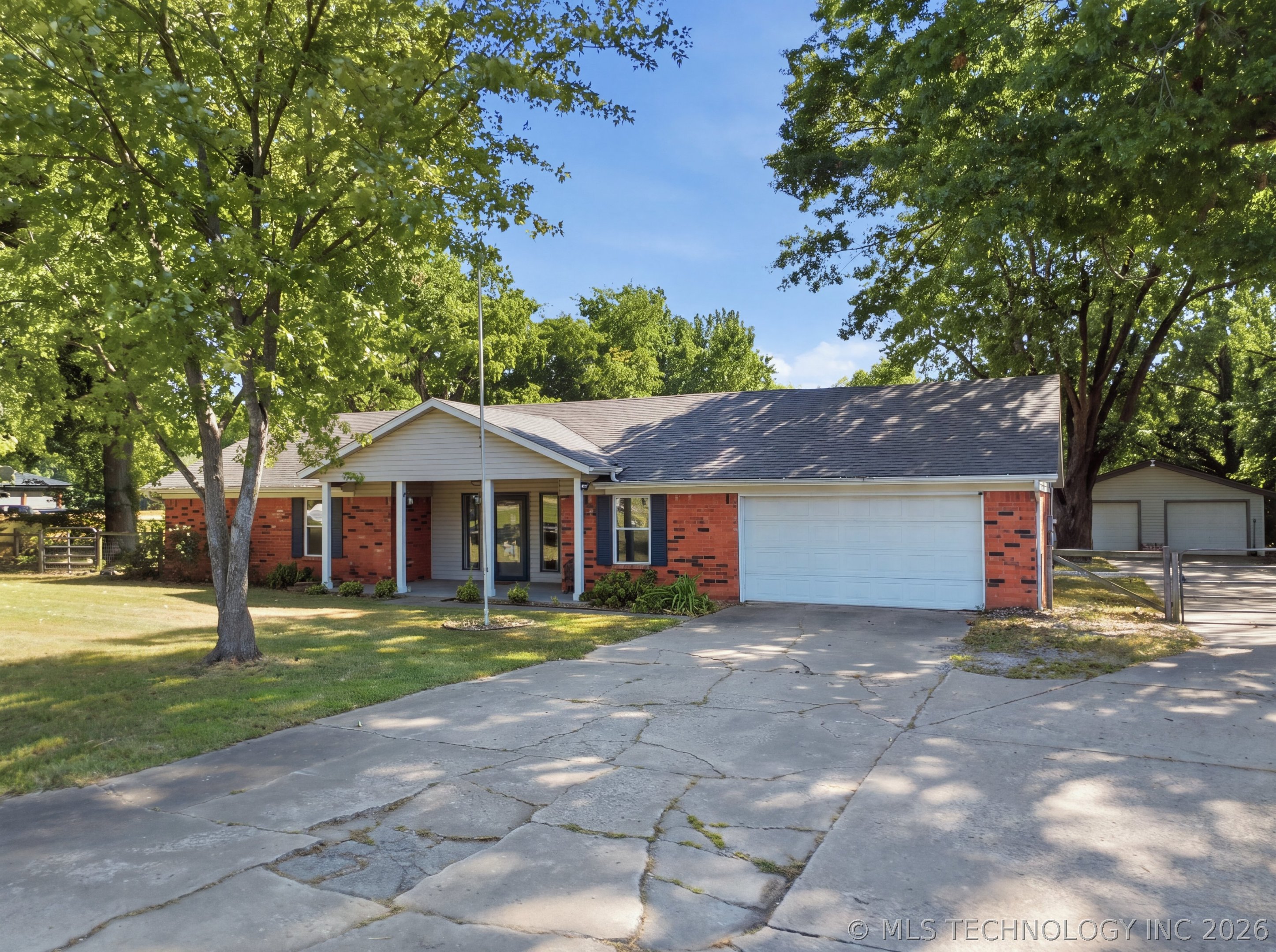 7324 S Dennis Boulevard Property Photo 3
