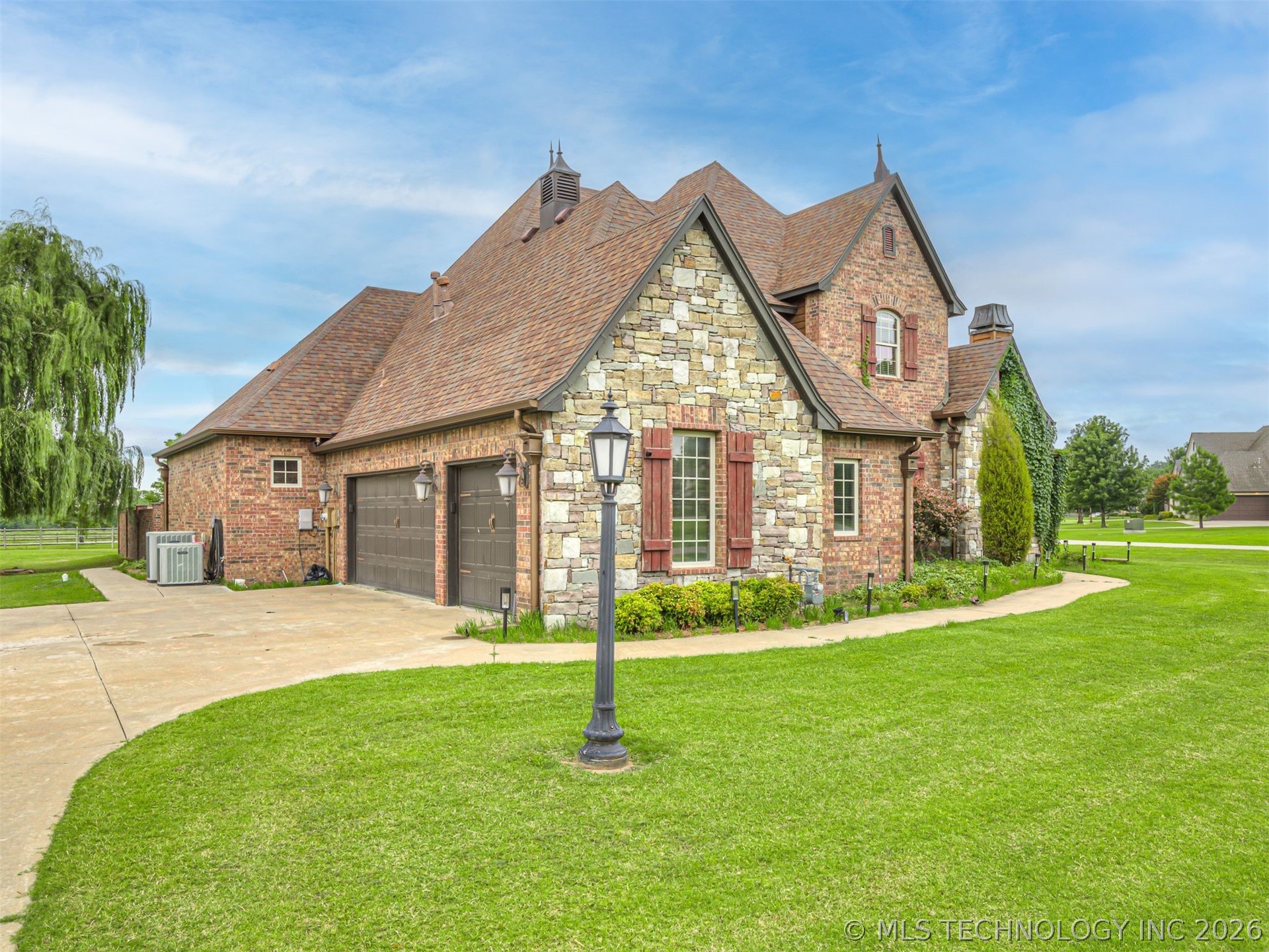 18961 Chickadee Court Property Photo 3