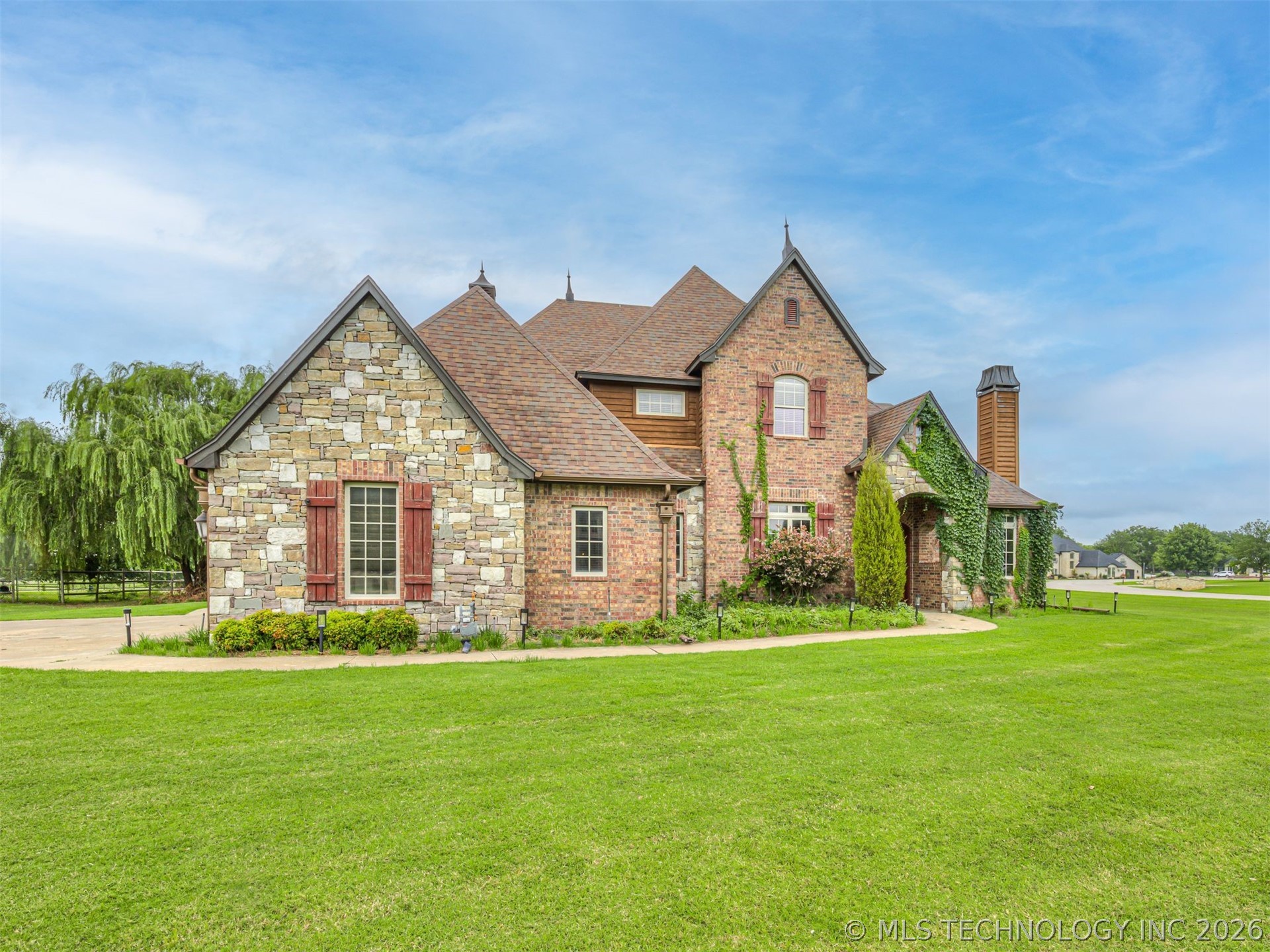 18961 Chickadee Court Property Photo 4