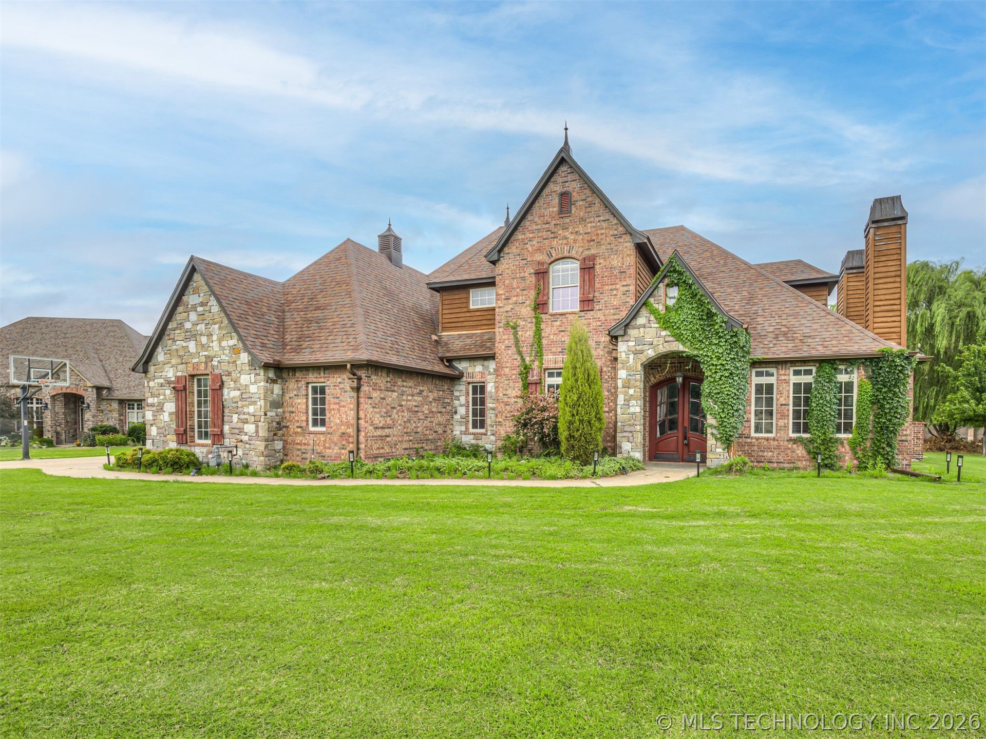 18961 Chickadee Court Property Photo 5
