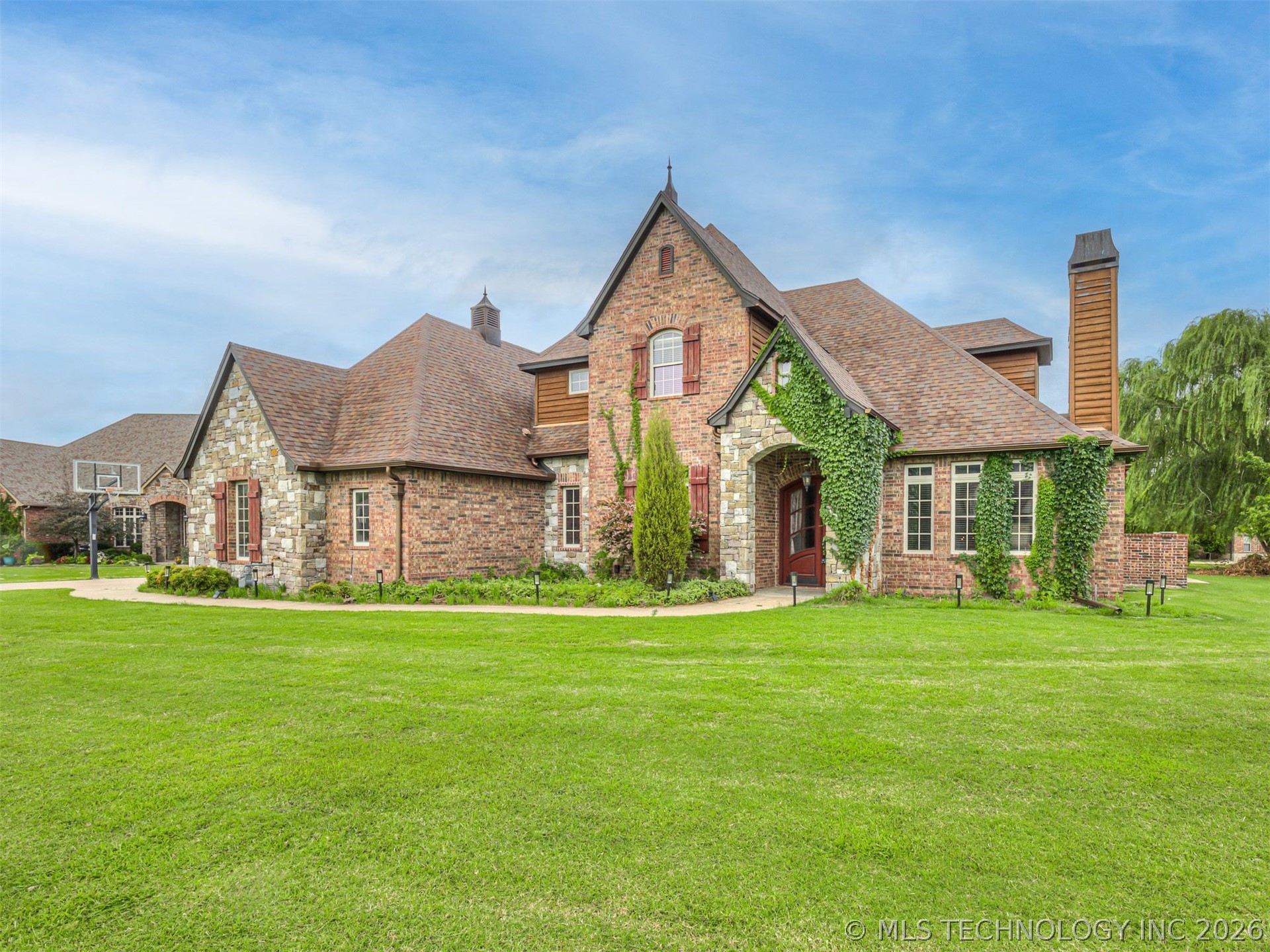 18961 Chickadee Court Property Photo 6