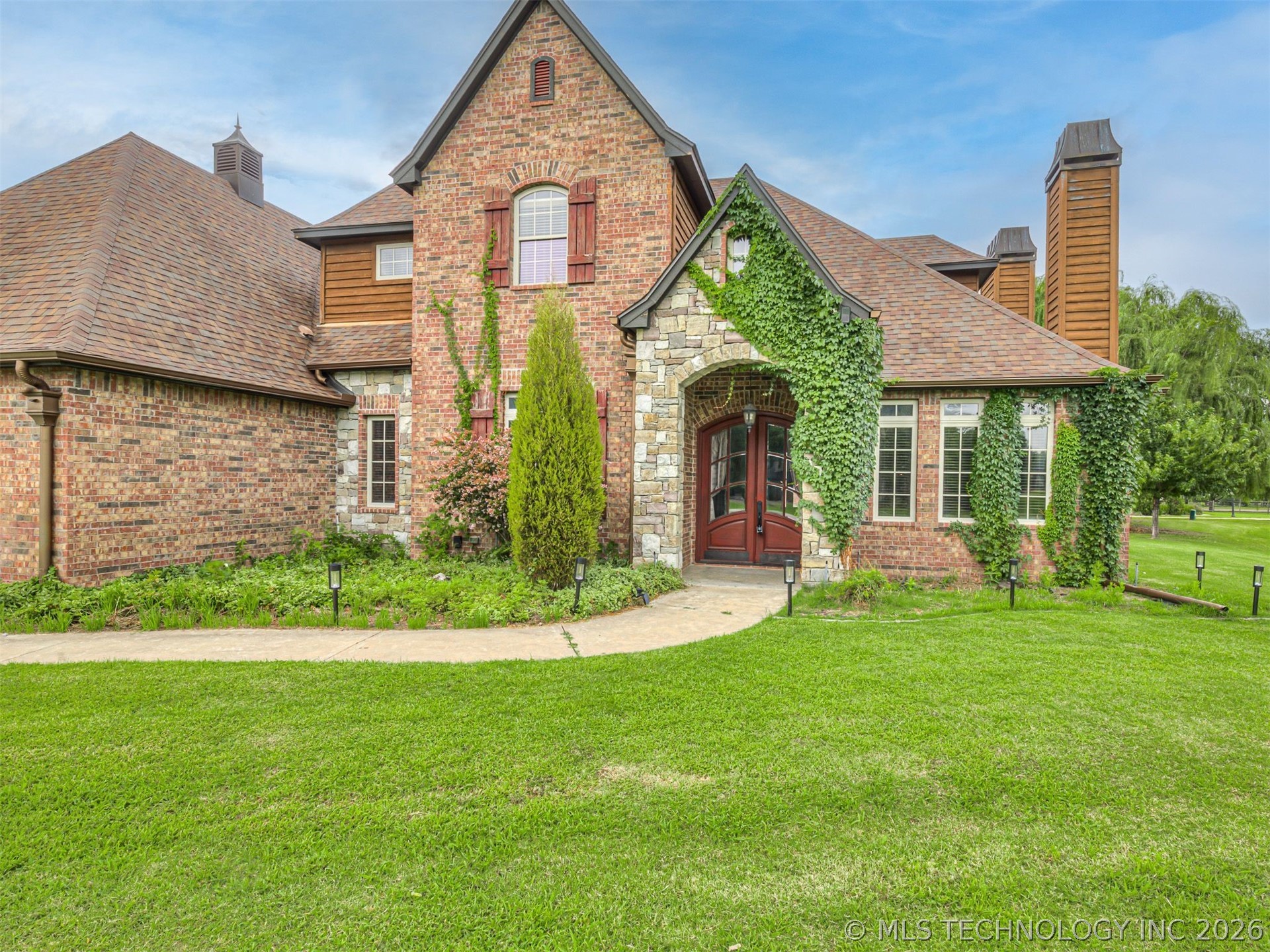 18961 Chickadee Court Property Photo 7