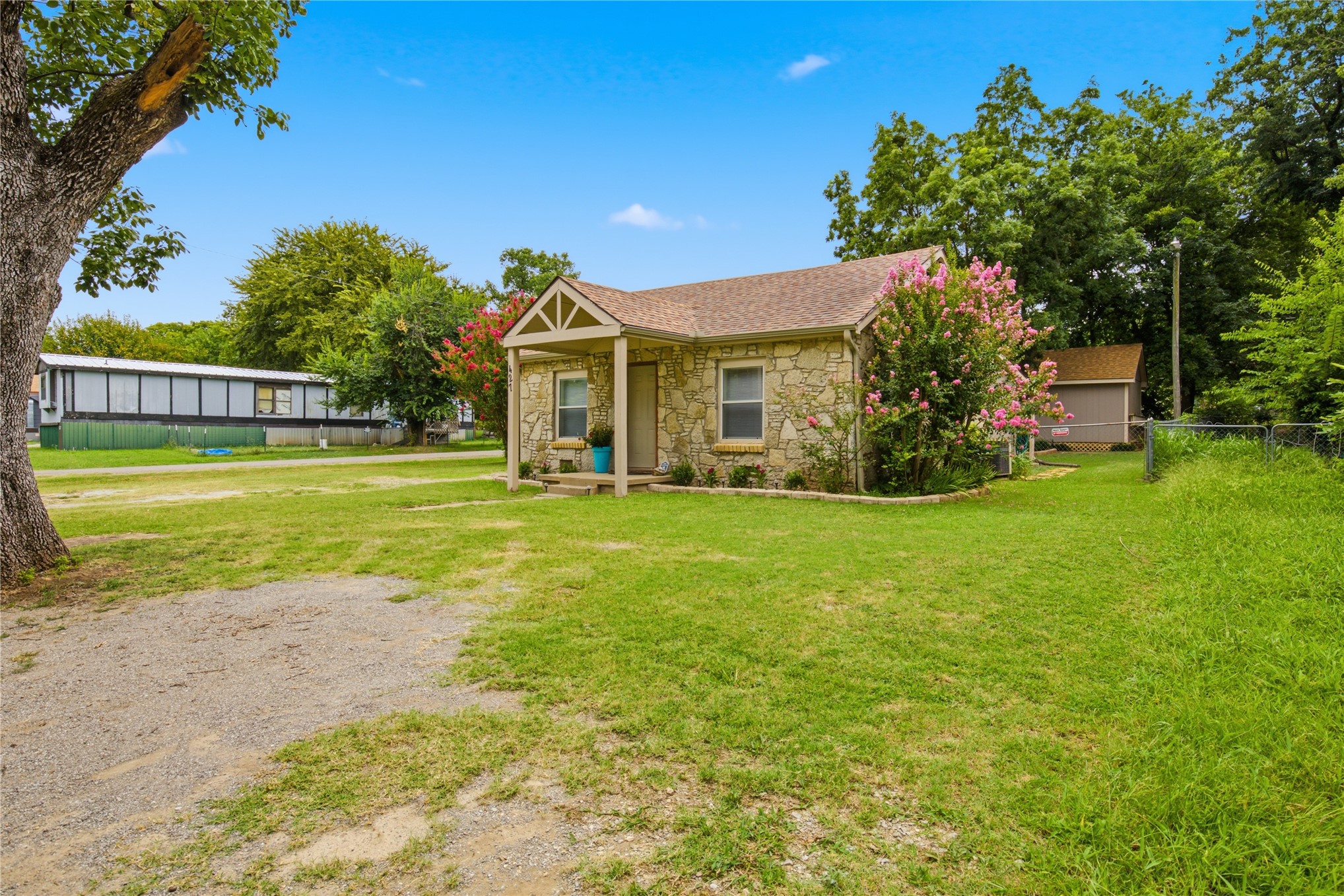 427 E Tulsa Property Photo 3