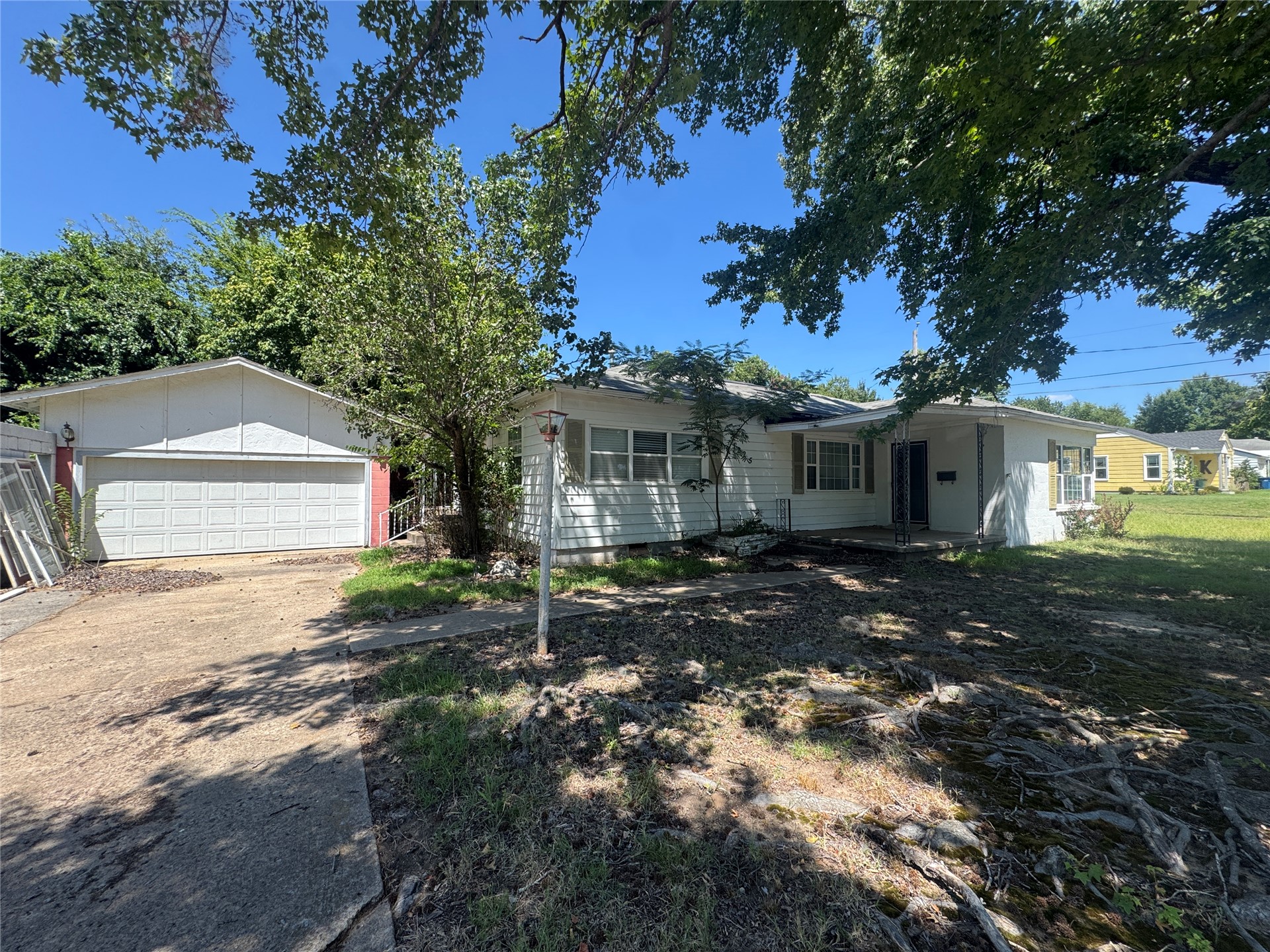 1225 E Seminole Avenue Property Photo 2