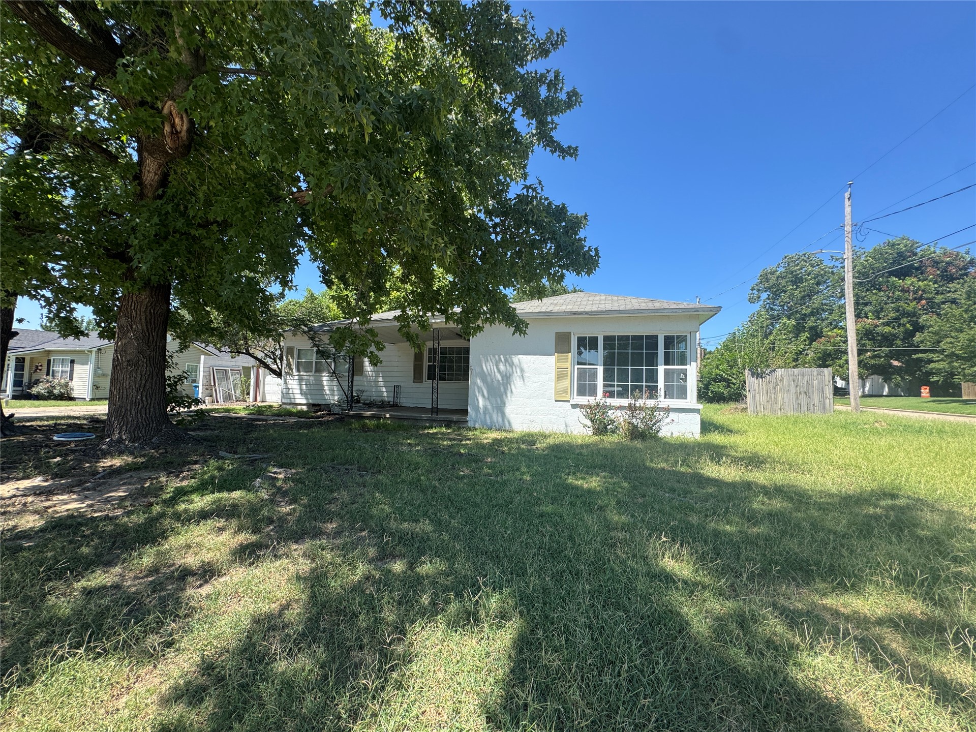 1225 E Seminole Avenue Property Photo 3