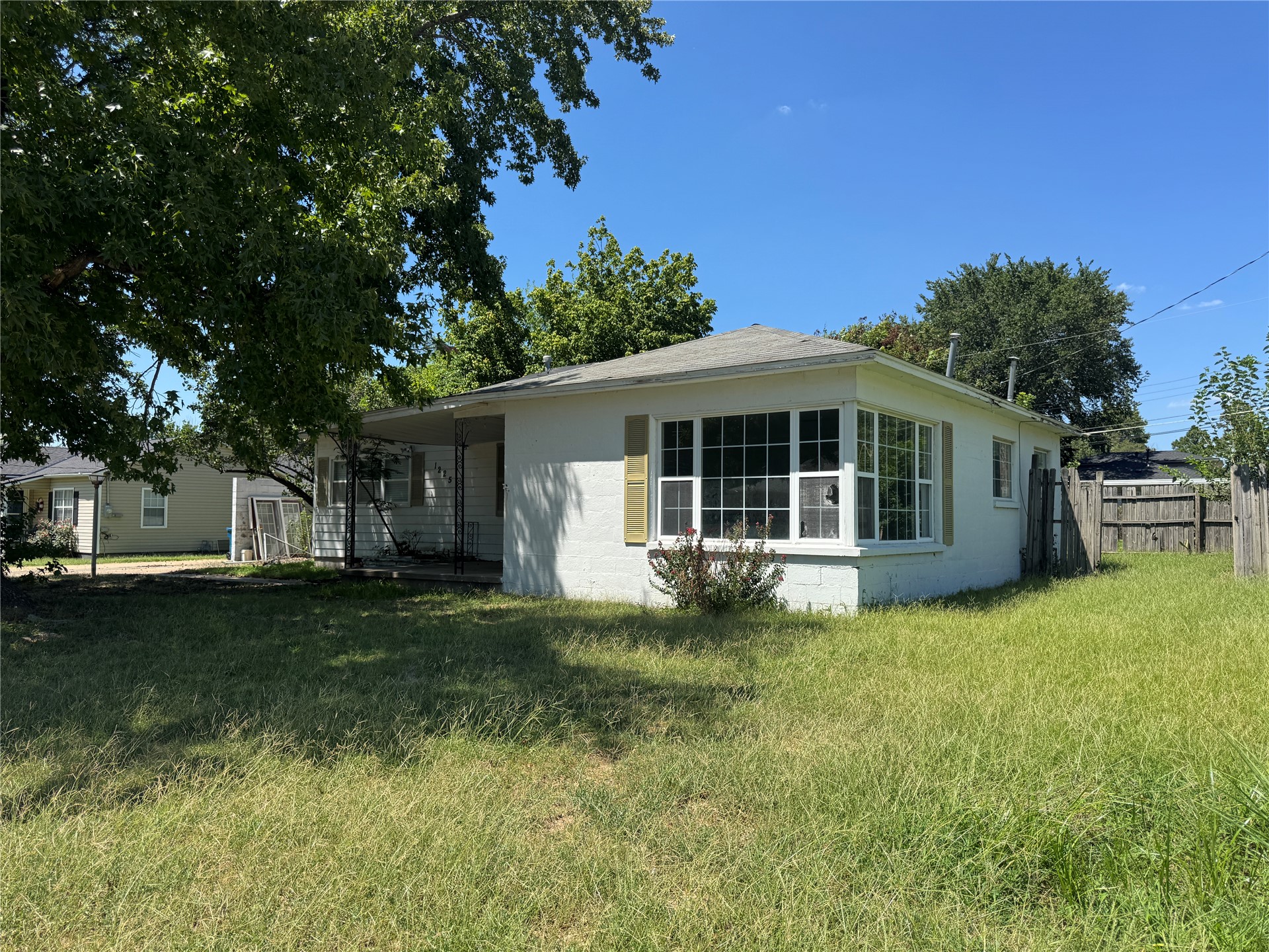 1225 E Seminole Avenue Property Photo 4