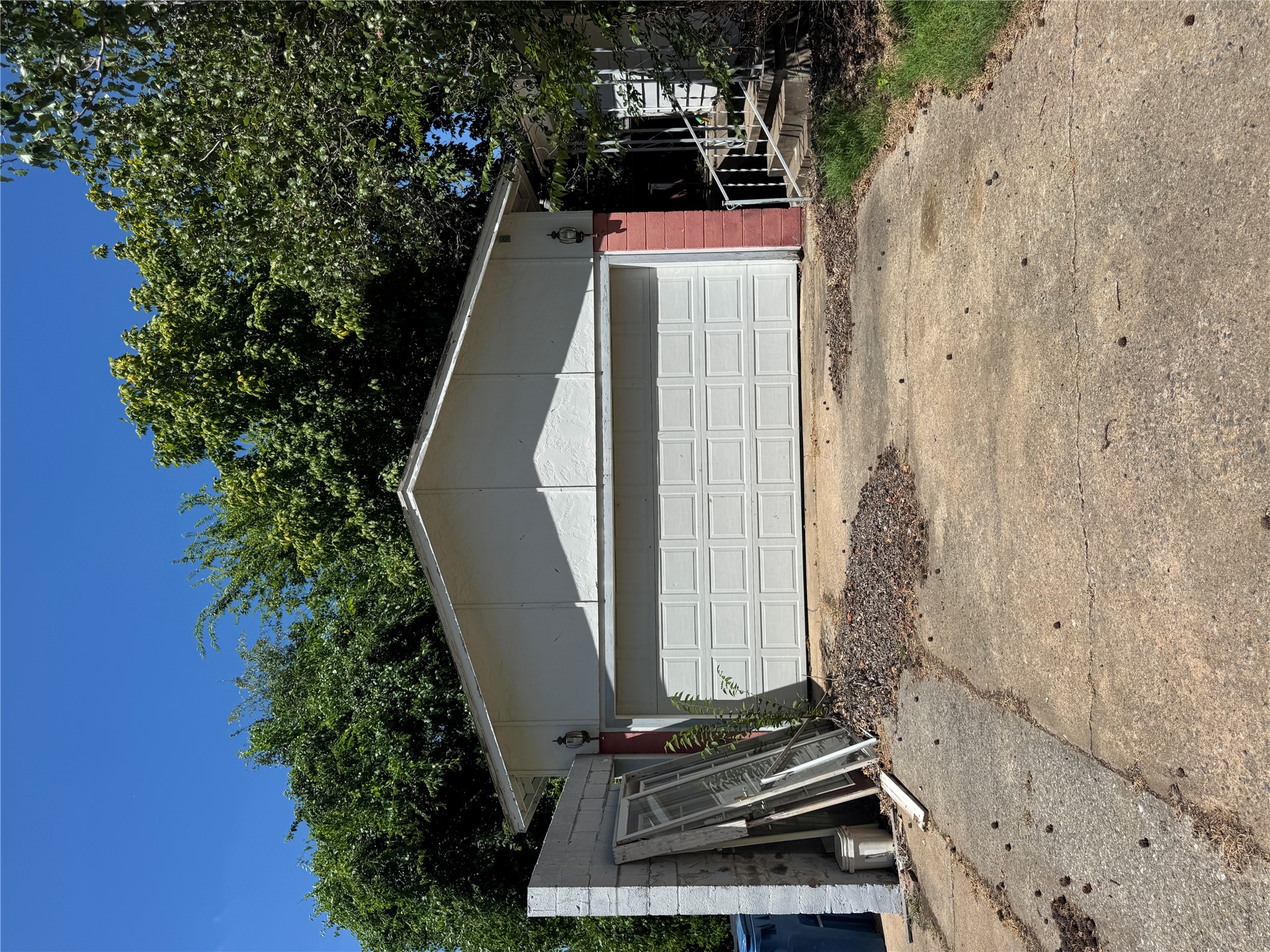 1225 E Seminole Avenue Property Photo 5