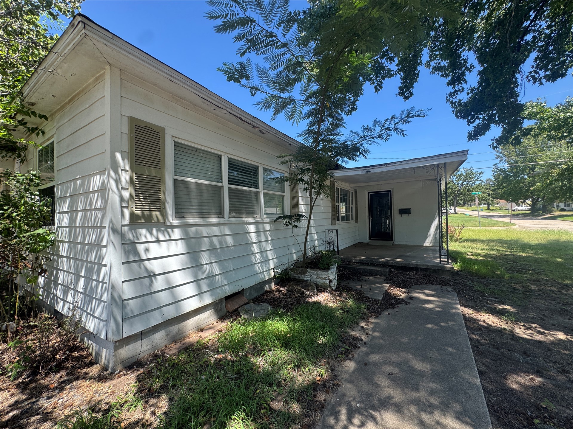 1225 E Seminole Avenue Property Photo 6