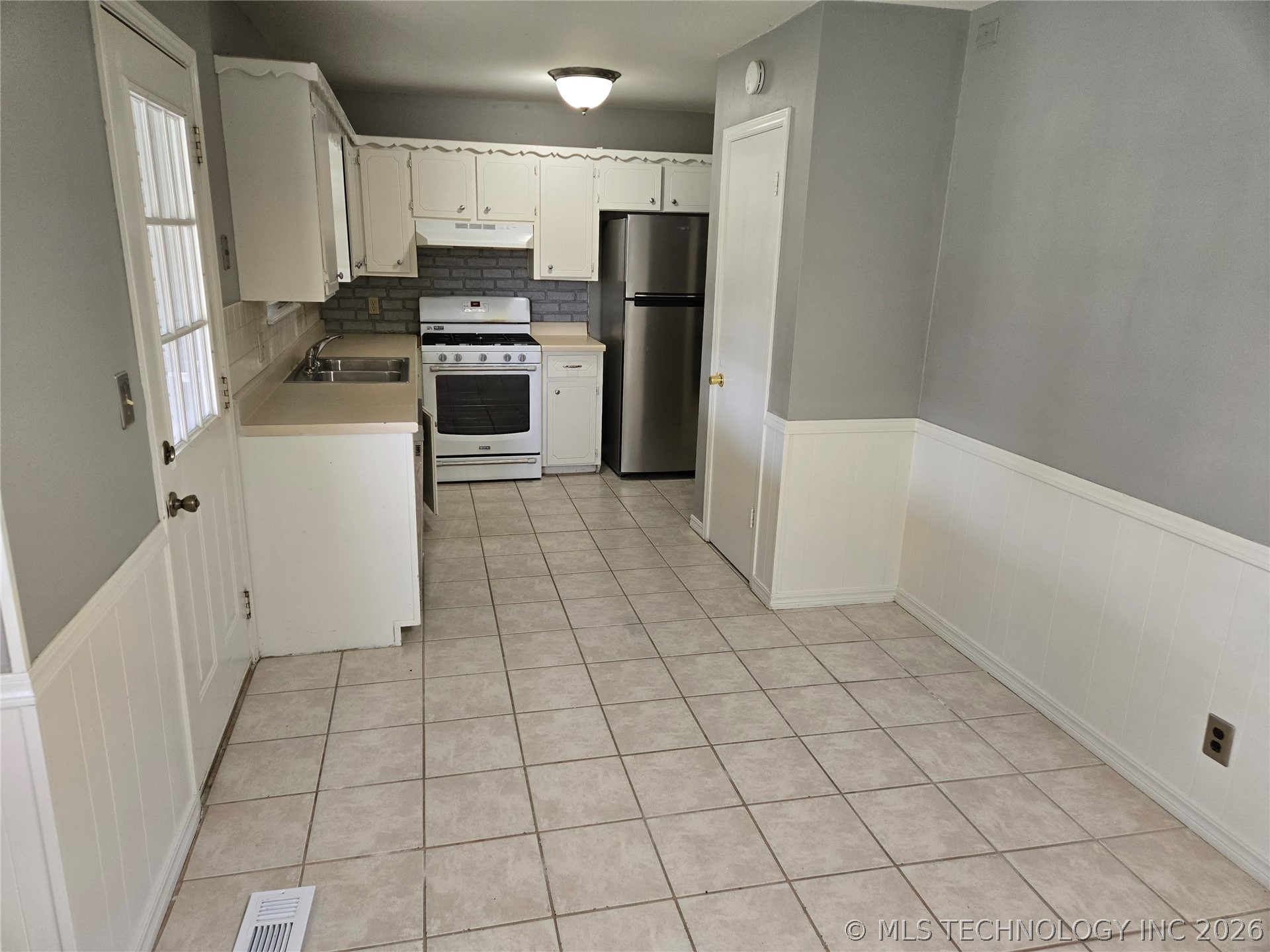 228 E J. Street Property Photo 8