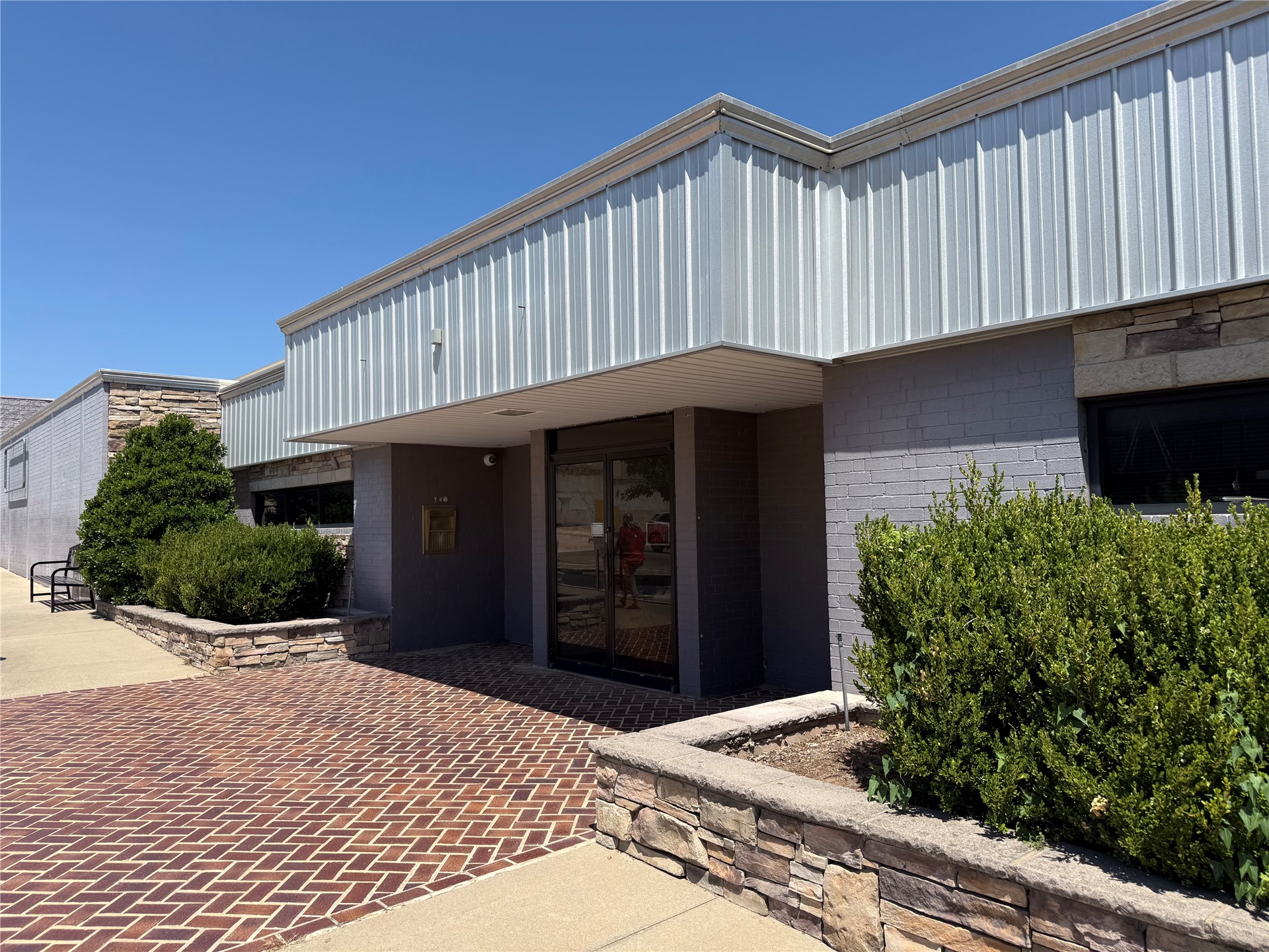 302 W Bdwy Property Photo 1