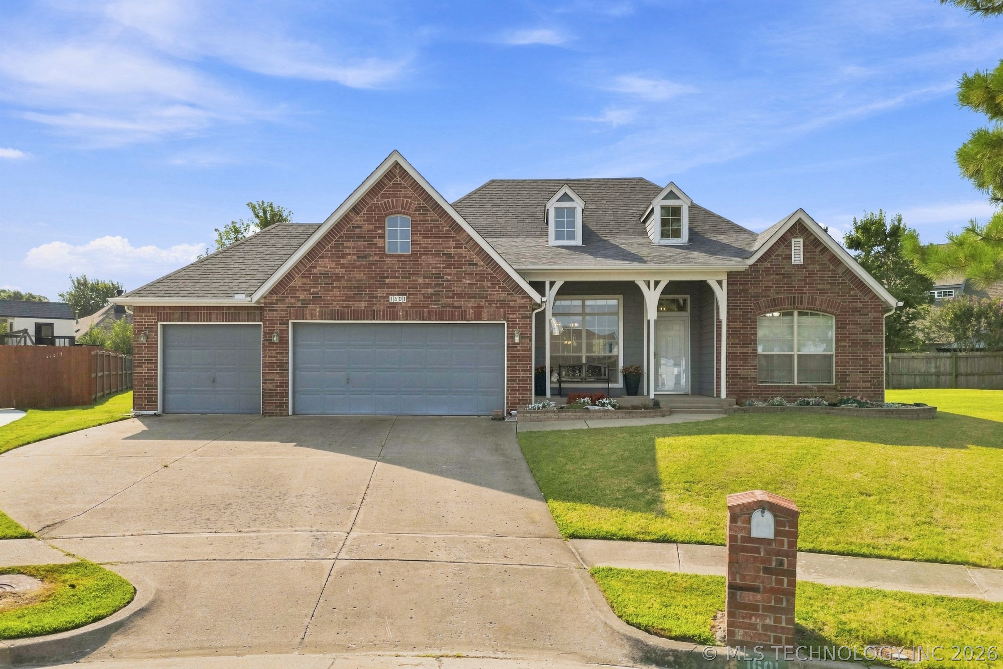 1601 W Waco Street Property Photo 1