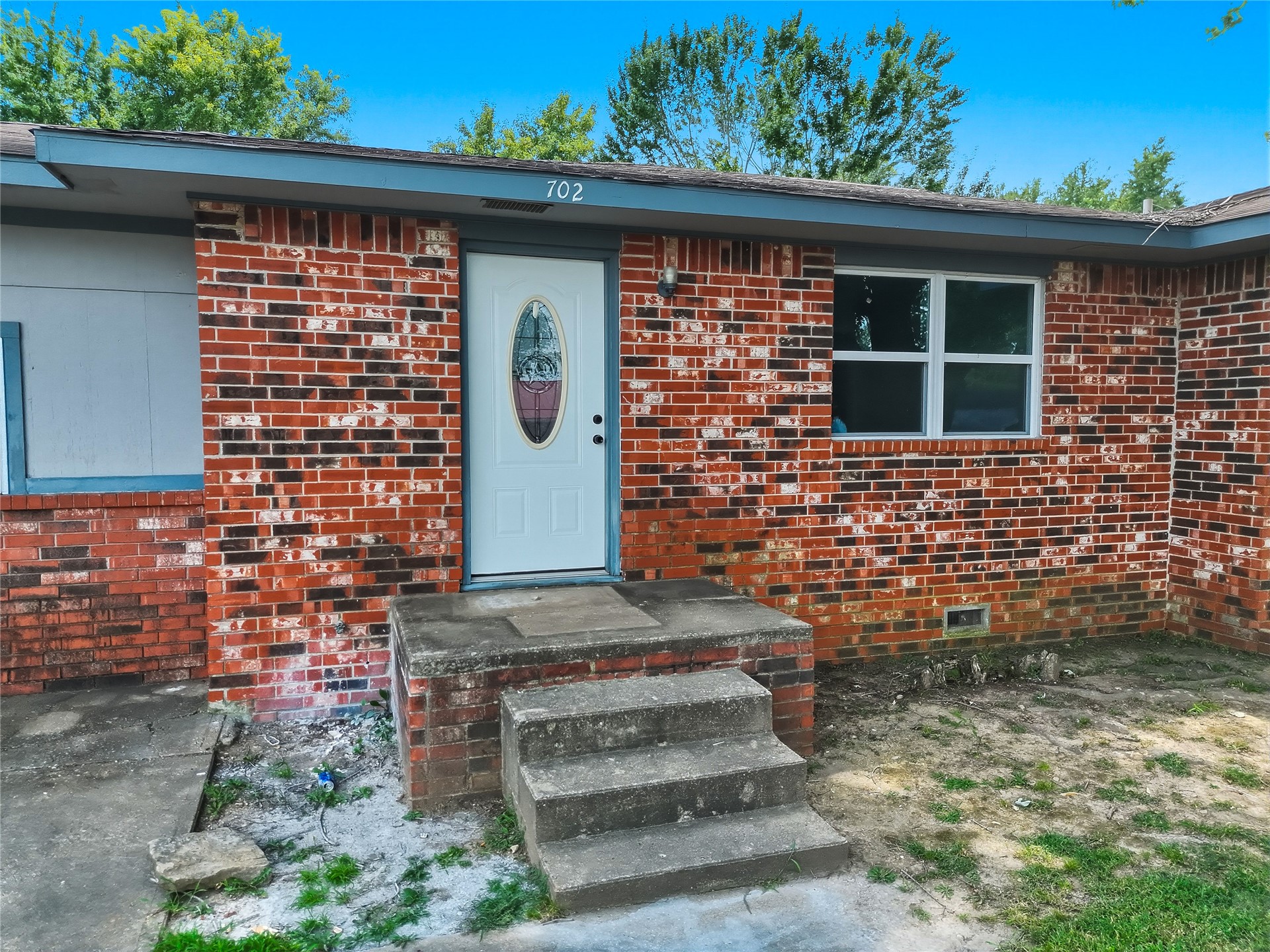 702 W Walnut Street Property Photo 3