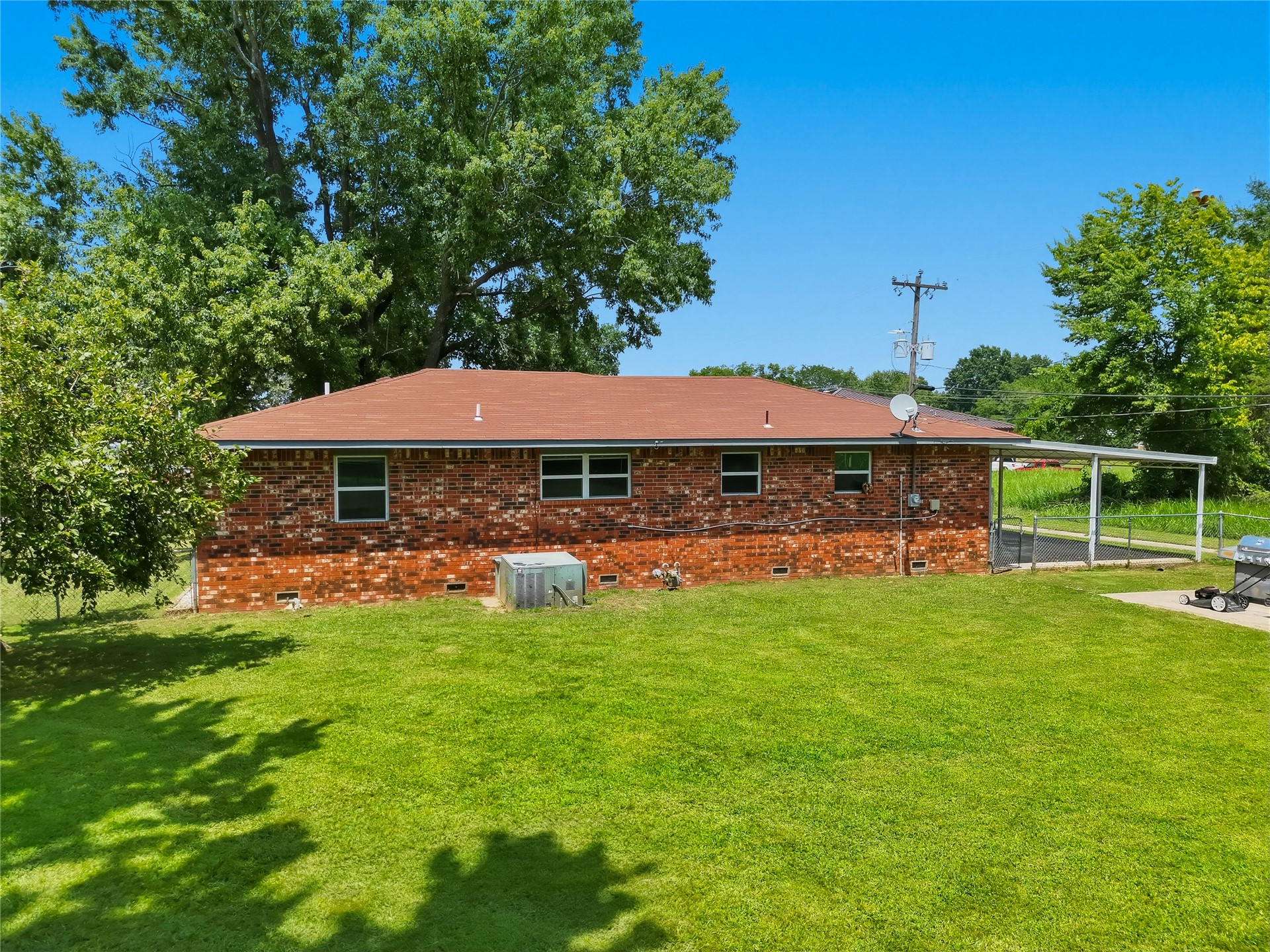 702 W Walnut Street Property Photo 8