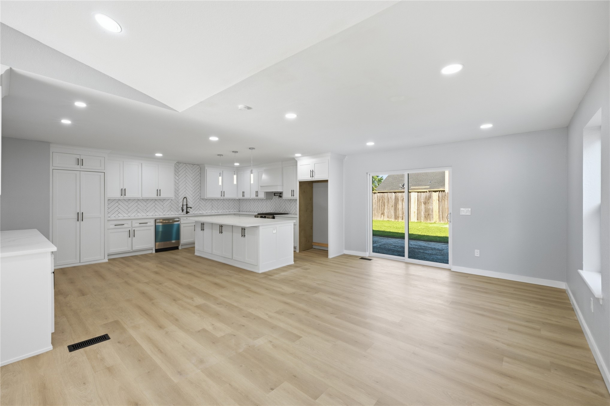 1906 N Eucalyptus Court Property Photo 9