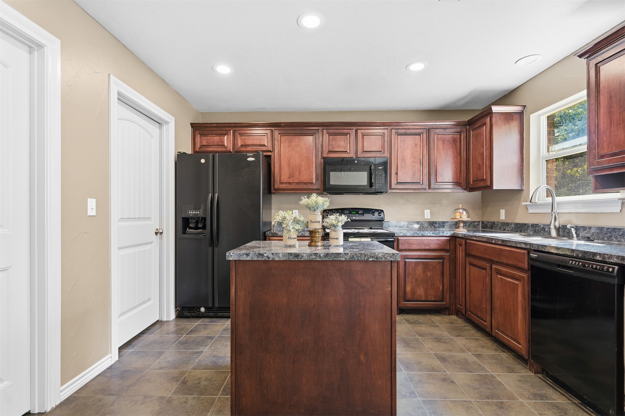 4702 Lake Shore Drive Property Photo 11