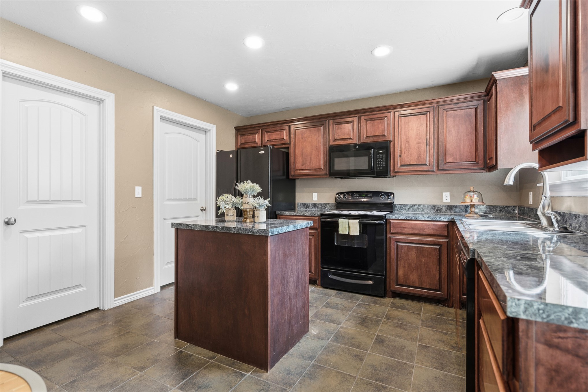 4702 Lake Shore Drive Property Photo 12