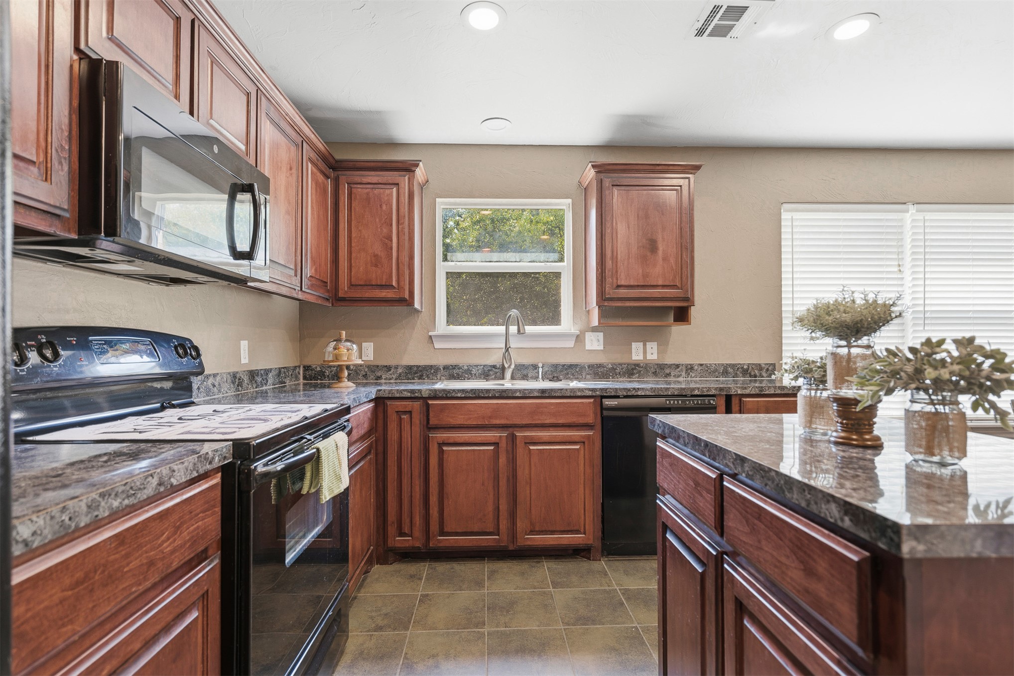4702 Lake Shore Drive Property Photo 13