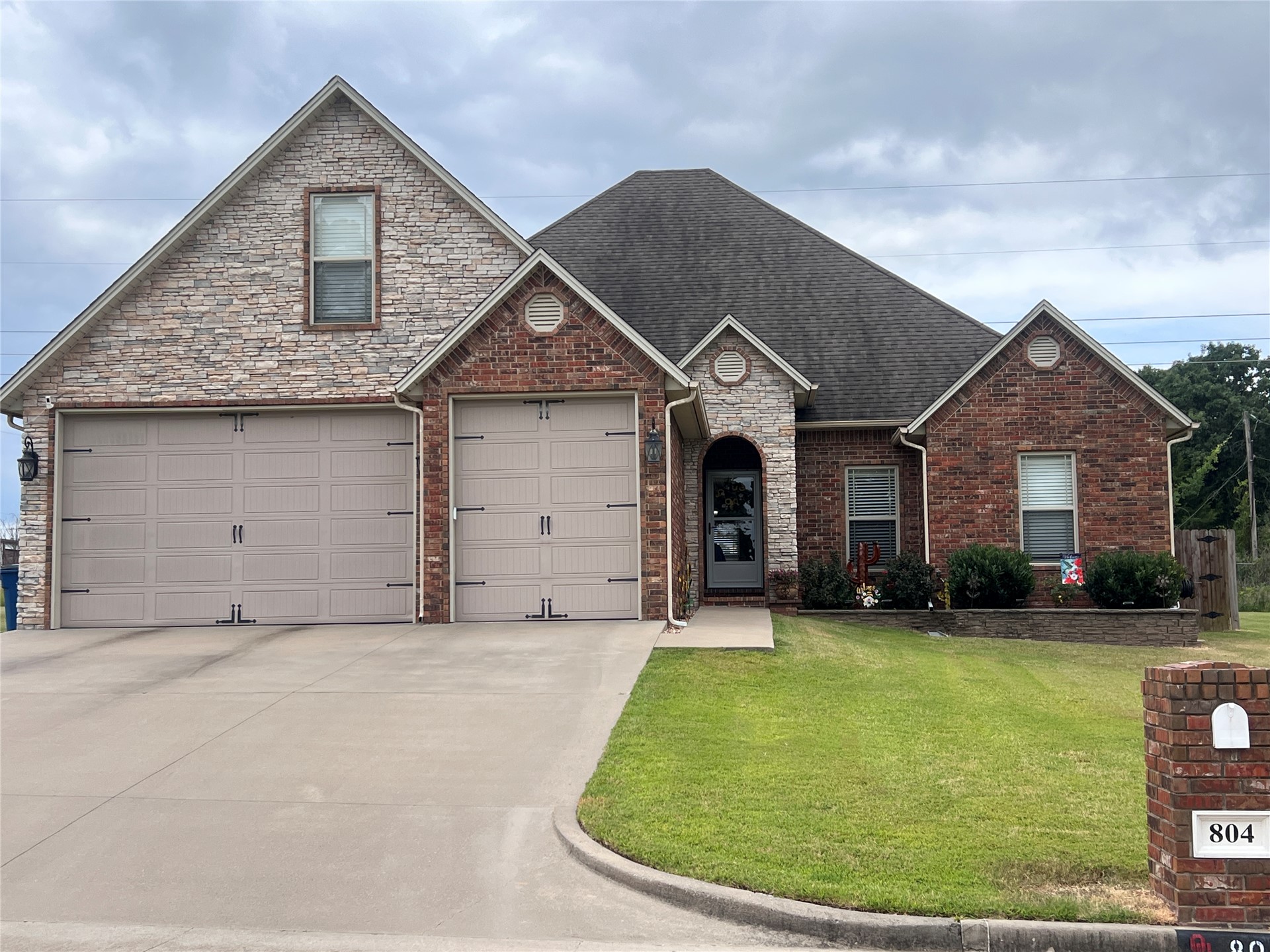 804 Great Oaks Drive Property Photo 1