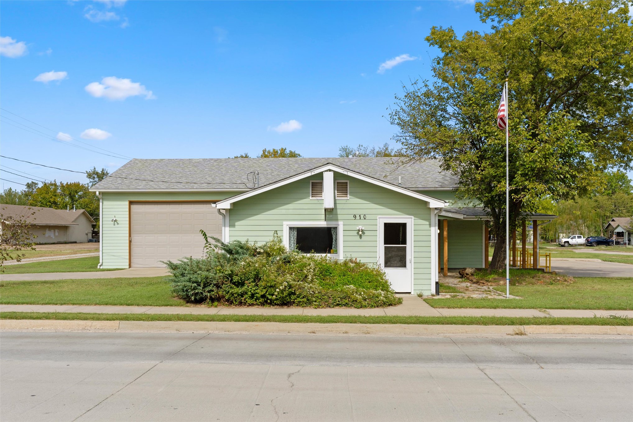 910 W Hensley Boulevard