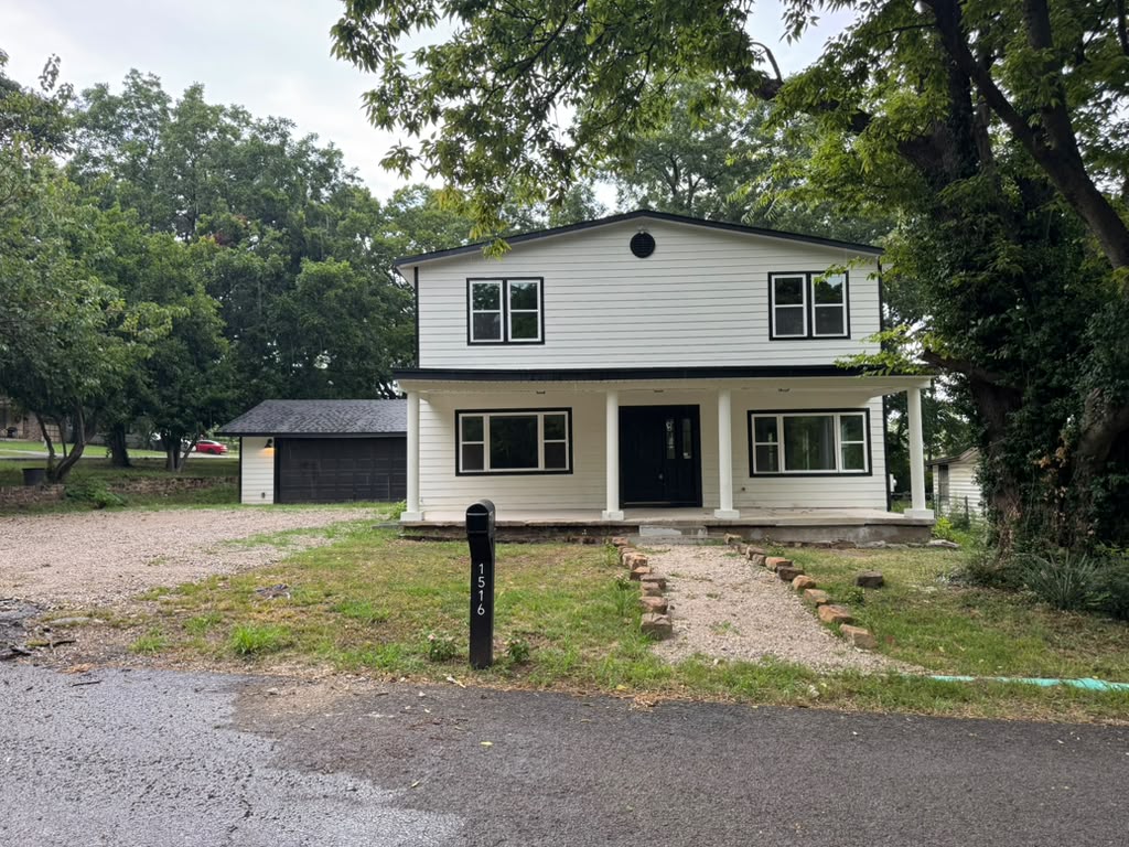 1516 W School Street Property Photo 2