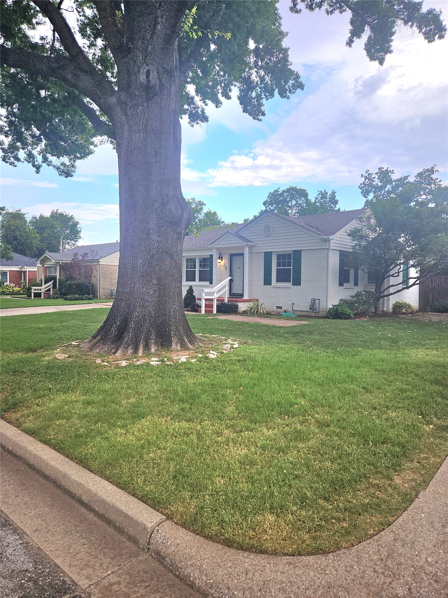 137 E 35th Street Property Photo 1
