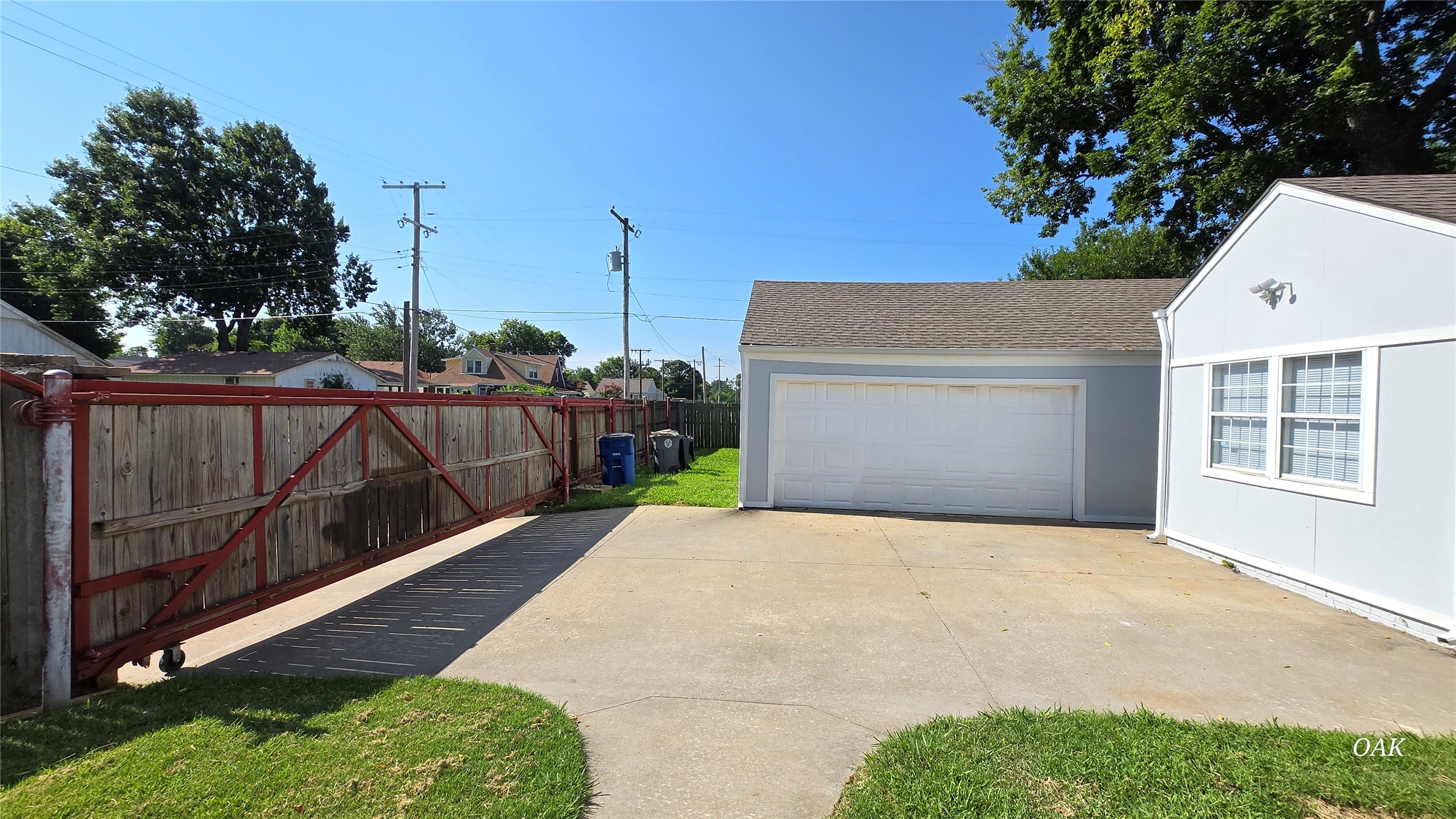 2446 E 3rd Street Property Photo 4