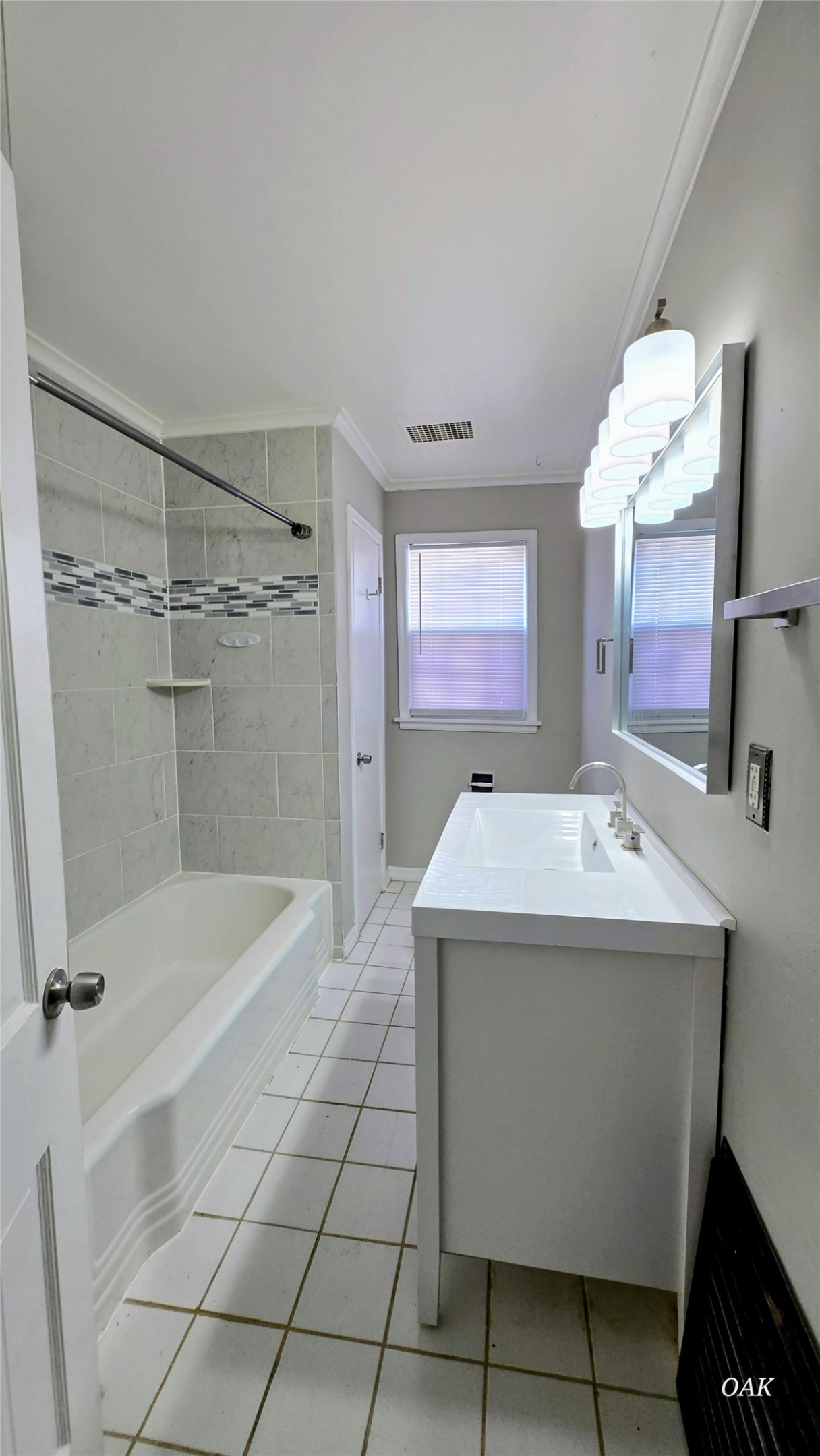 2446 E 3rd Street Property Photo 9