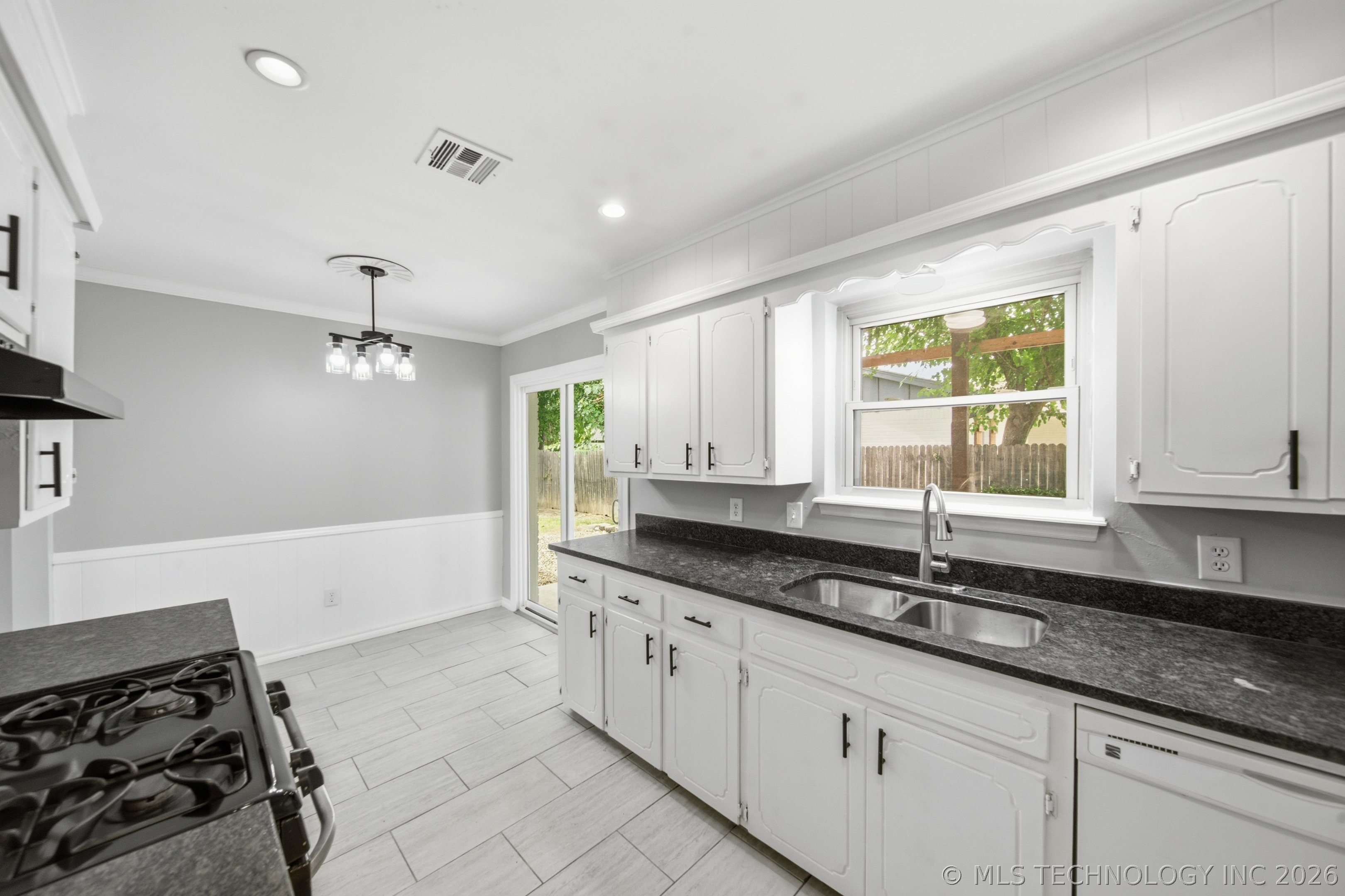 12019 E 37th Street Property Photo 14