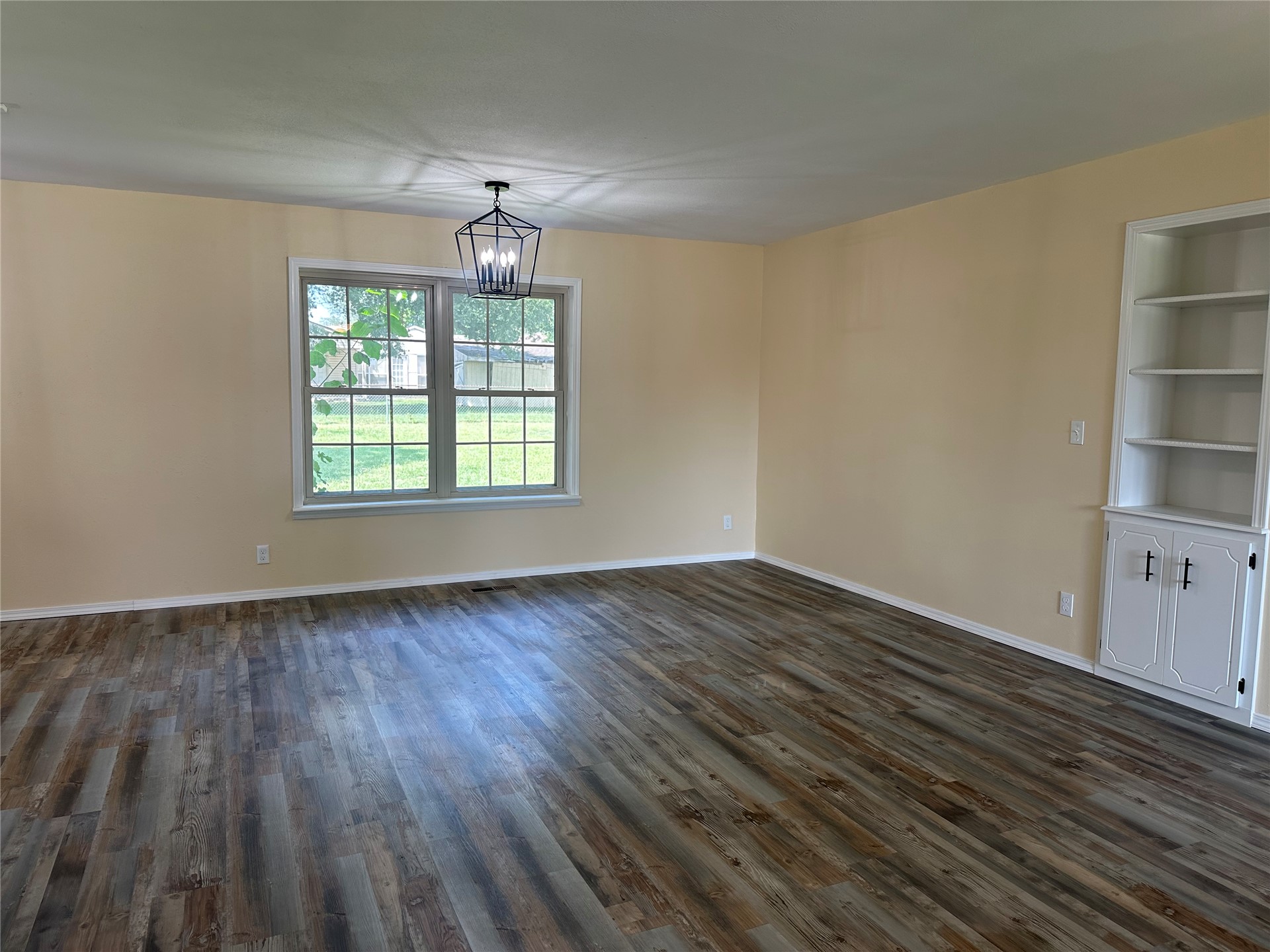 1317 E Hickory Street Property Photo 3