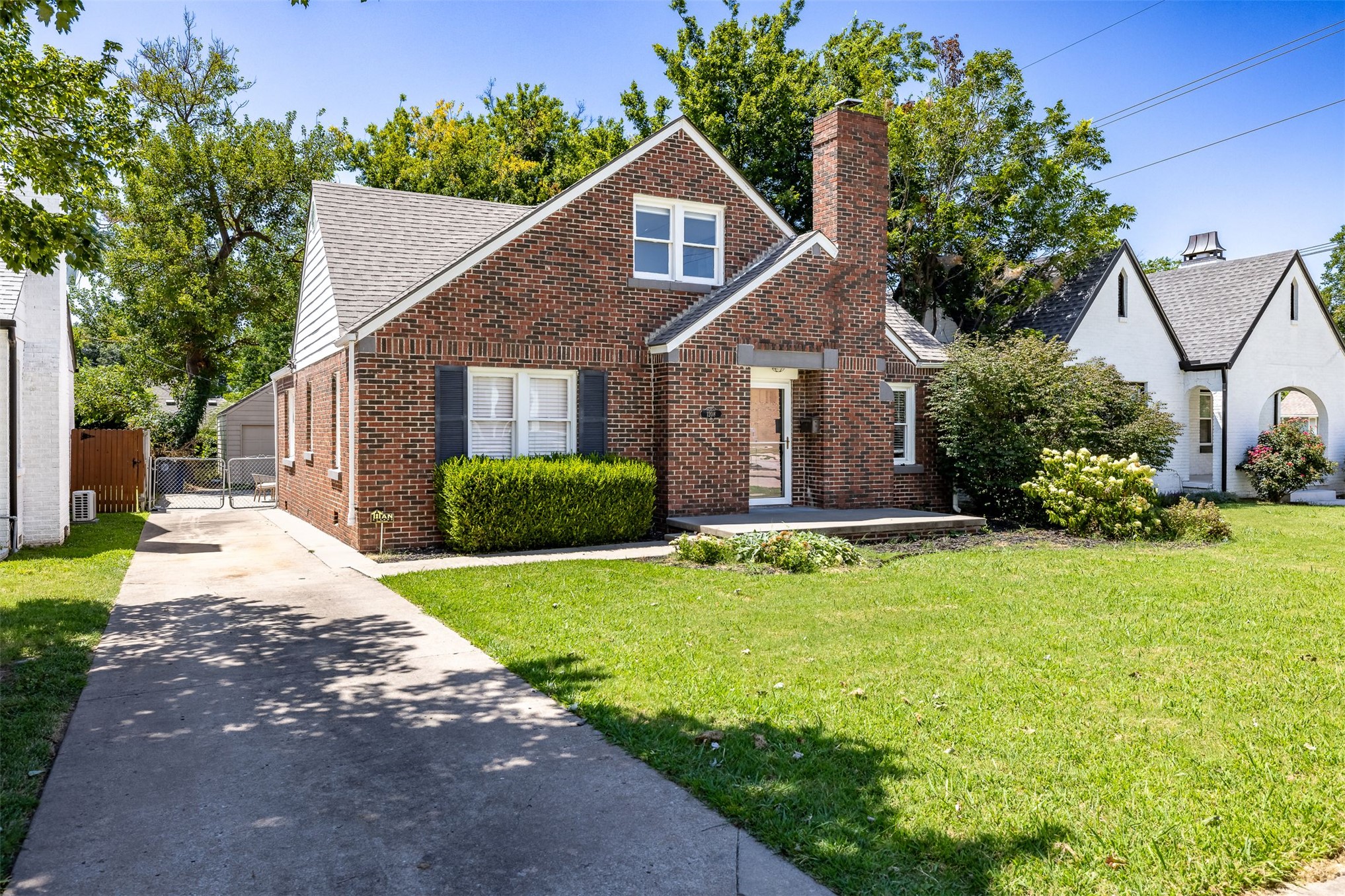 1208 S Columbia Avenue Property Photo 2