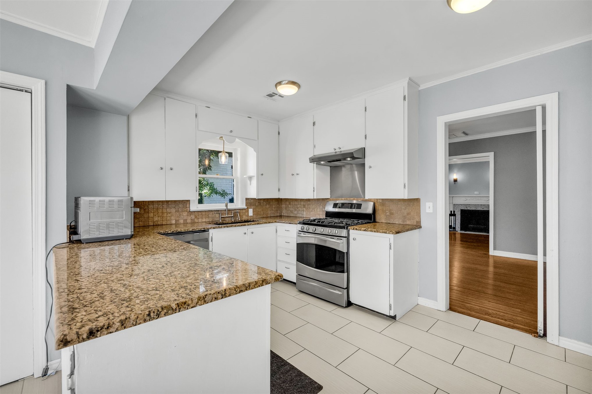 1208 S Columbia Avenue Property Photo 10